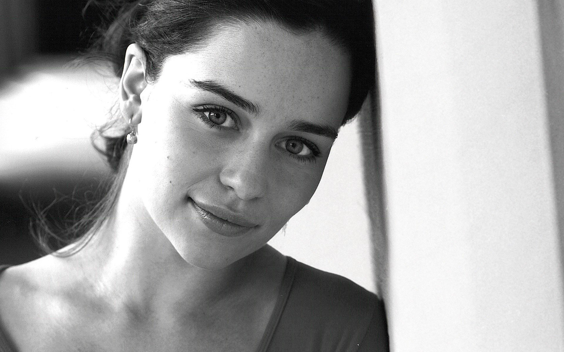 Emilia Clarke in Black Wallpapers