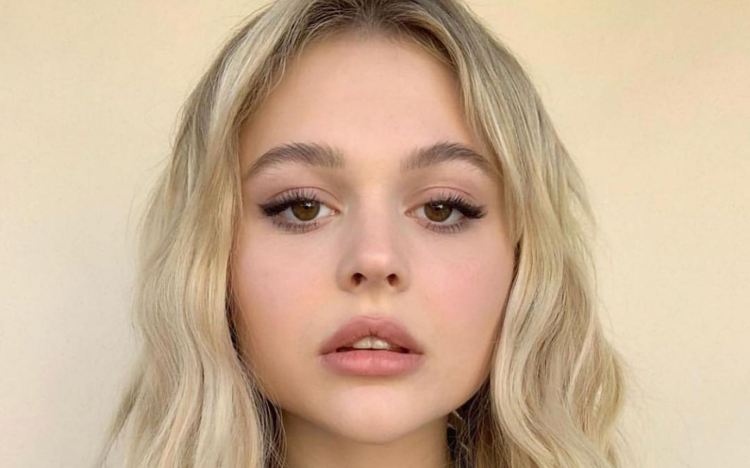 Emily Alyn Lind 2020 Wallpapers