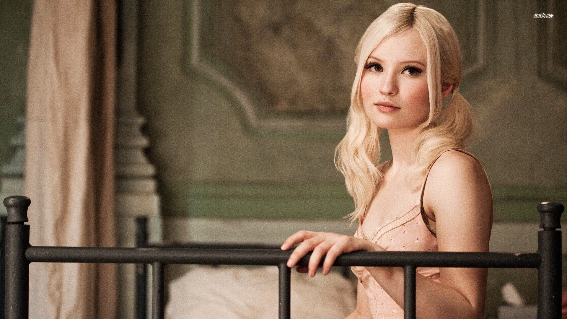 Emily Browning Wallpapers