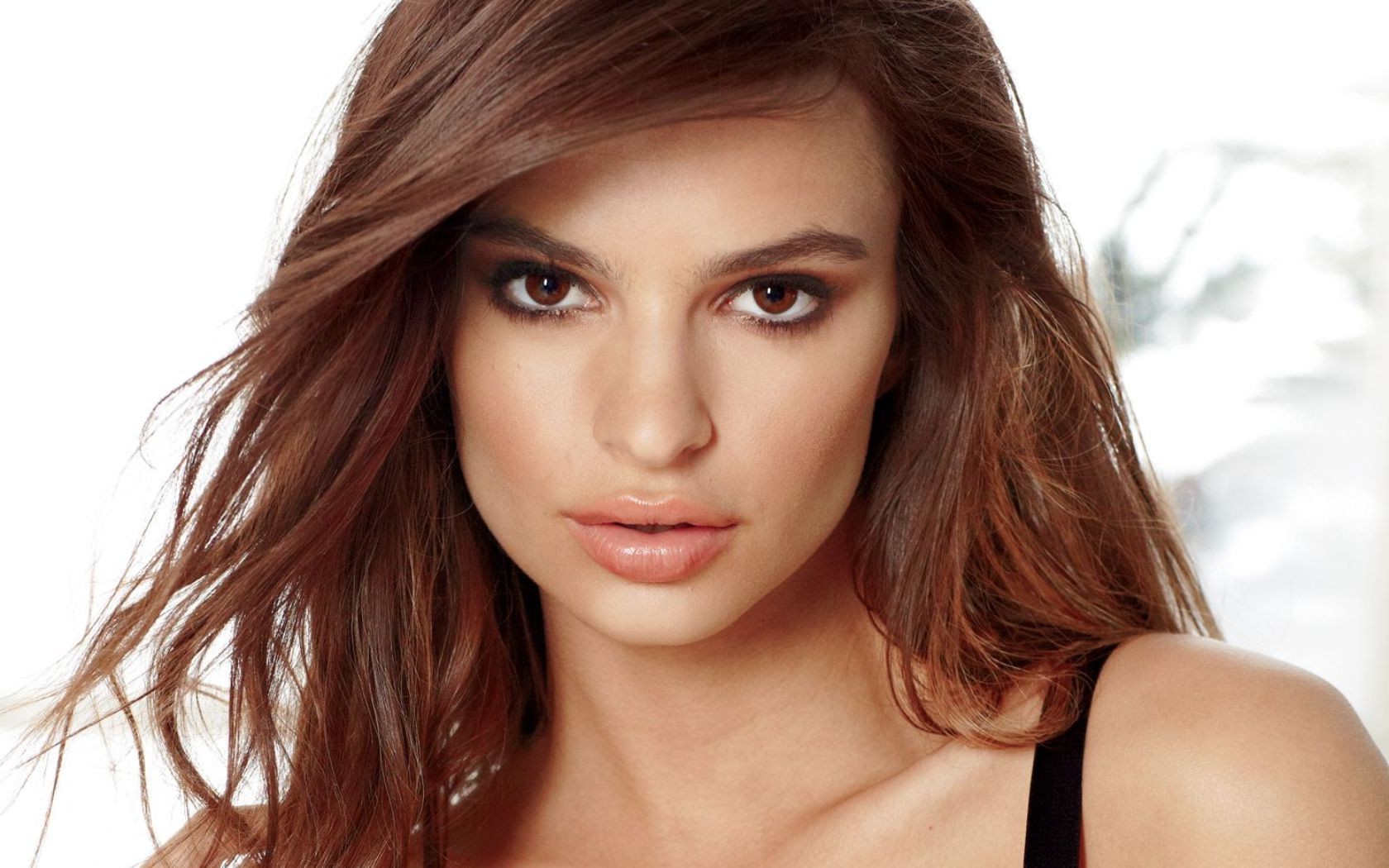 Emily Ratajkowski Pretty Brown Eyes Wallpapers