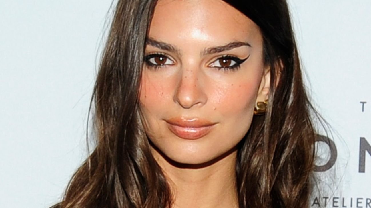 Emily Ratajkowski Pretty Brown Eyes Wallpapers