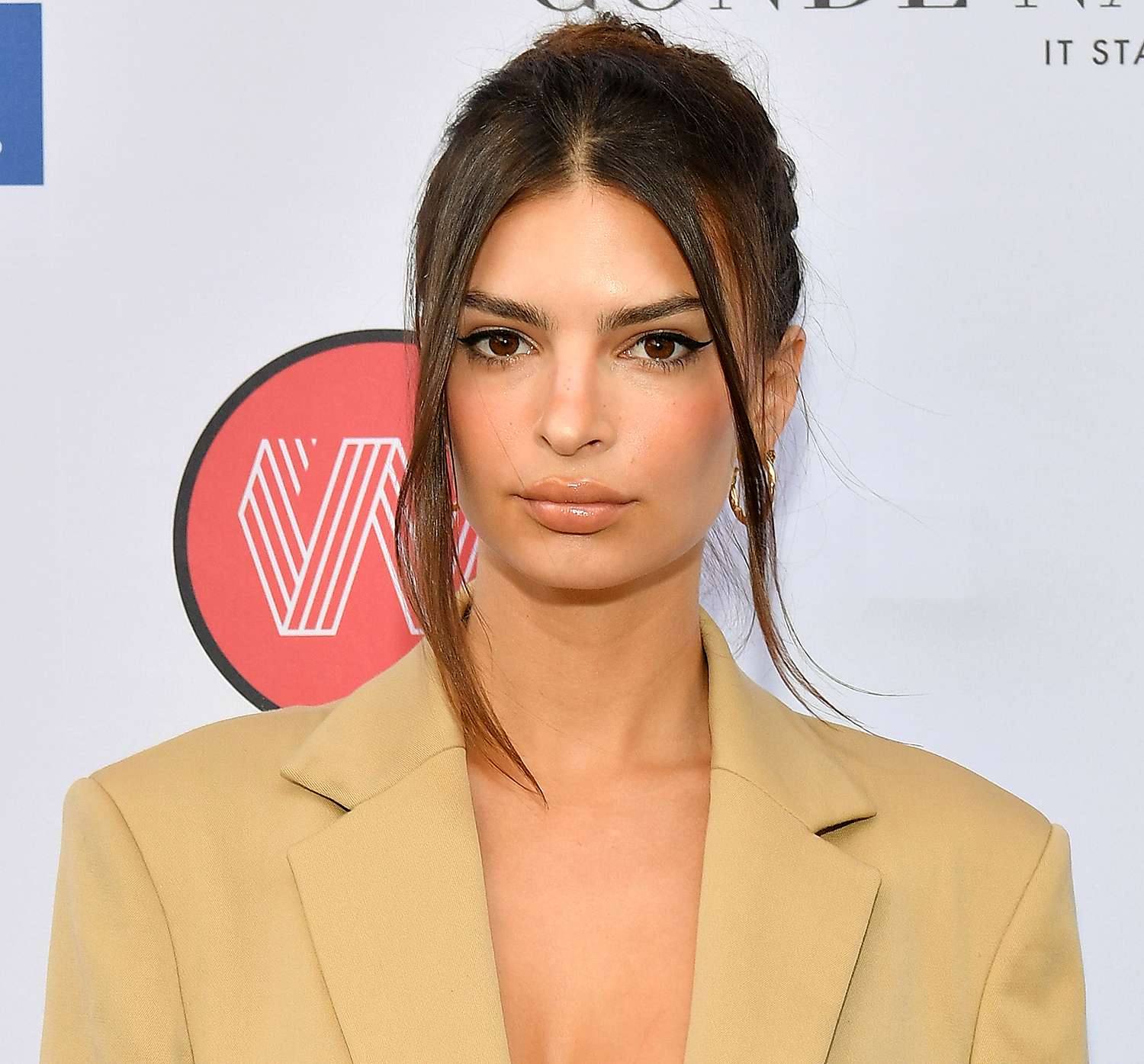 Emily Ratajkowski Pretty Brown Eyes Wallpapers