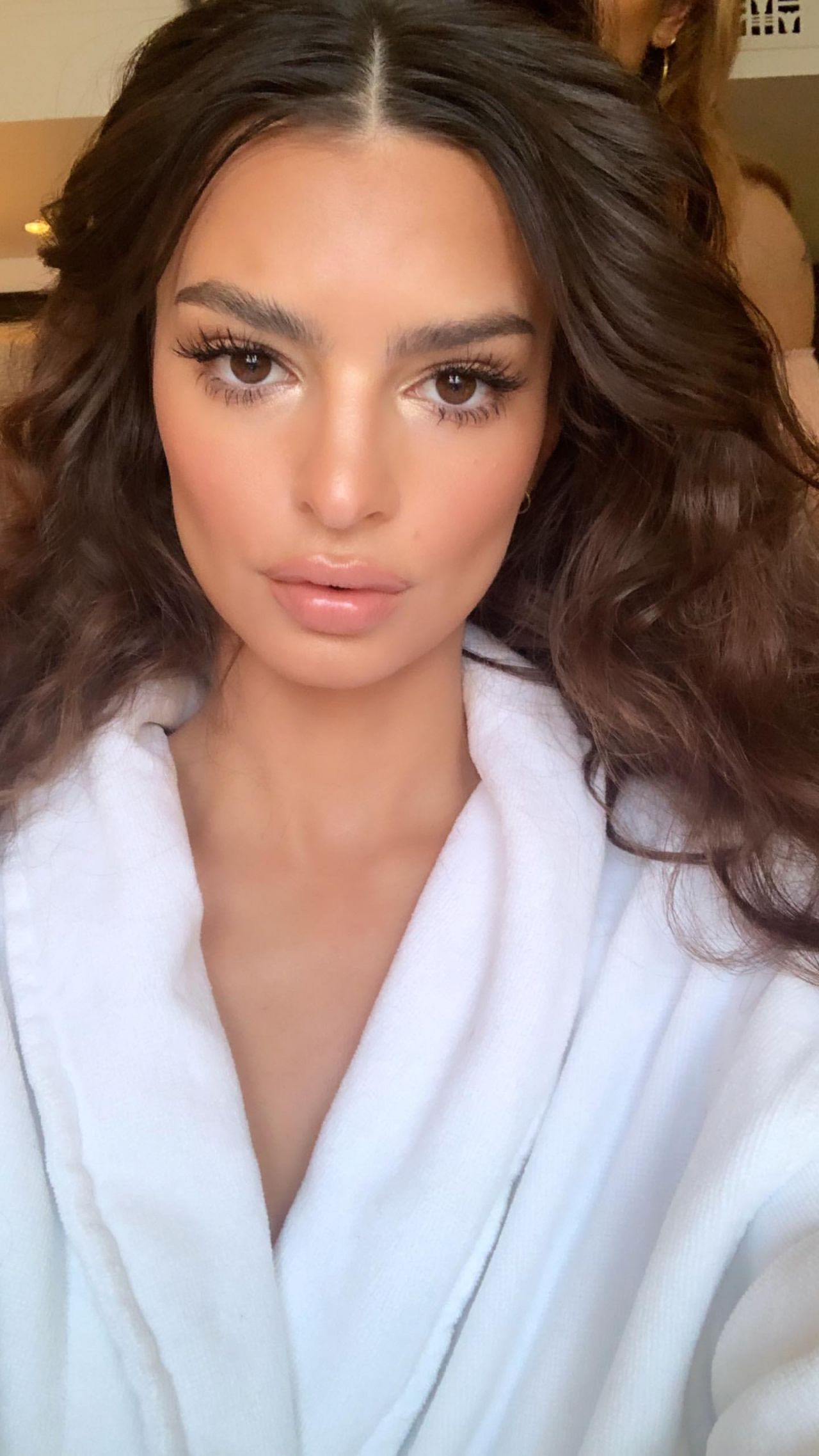 Emily Ratajkowski Pretty Brown Eyes Wallpapers