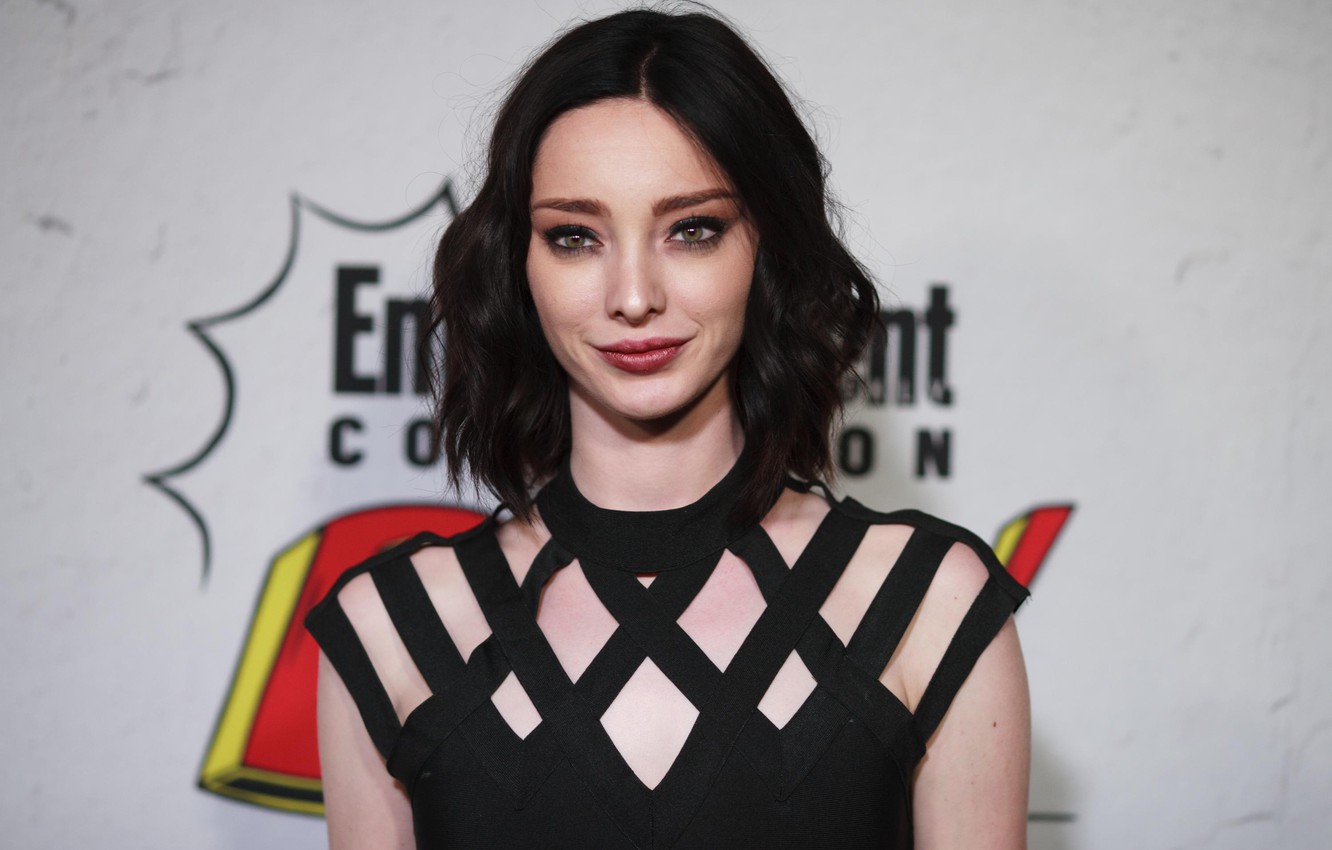 Emma Dumont Portrait Wallpapers