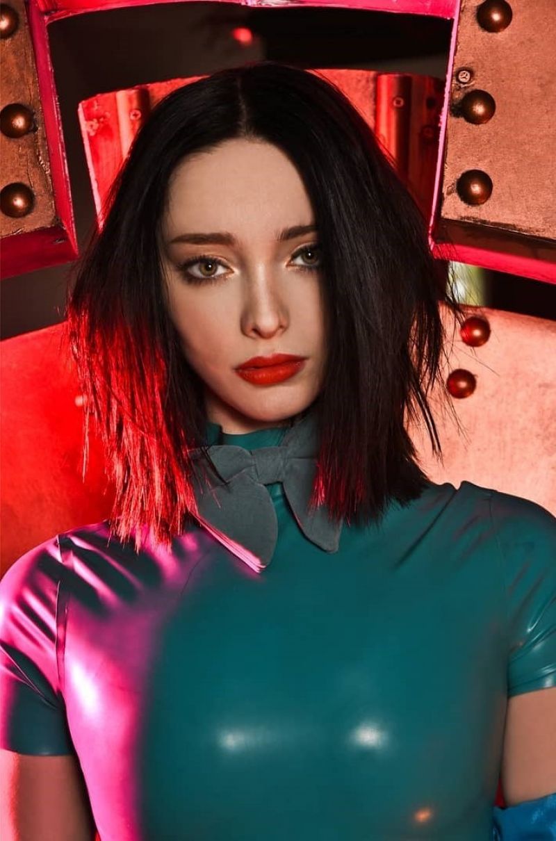 Emma Dumont Portrait Wallpapers