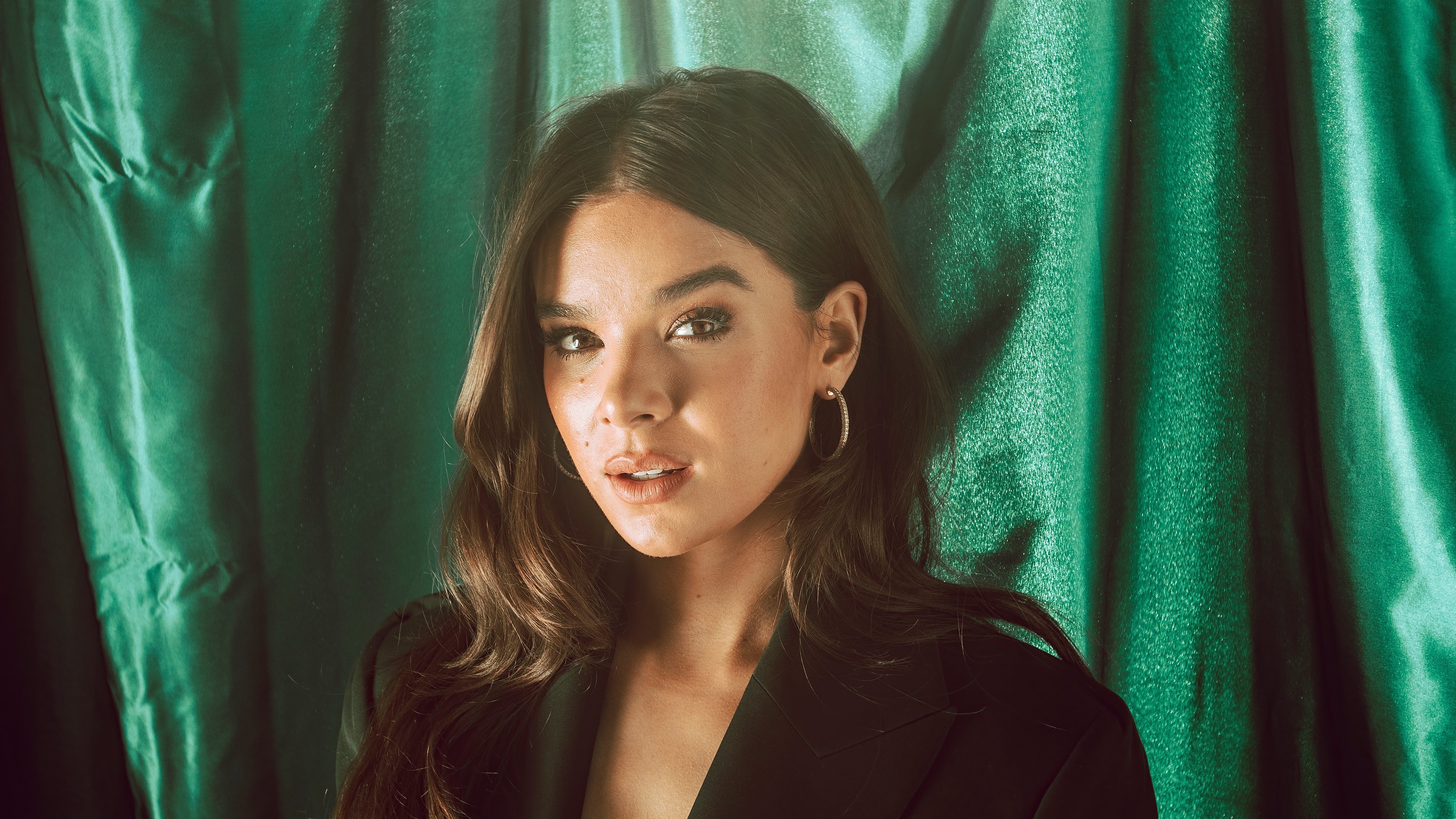 Hailee Steinfeld Comic Com Portrait Wallpapers