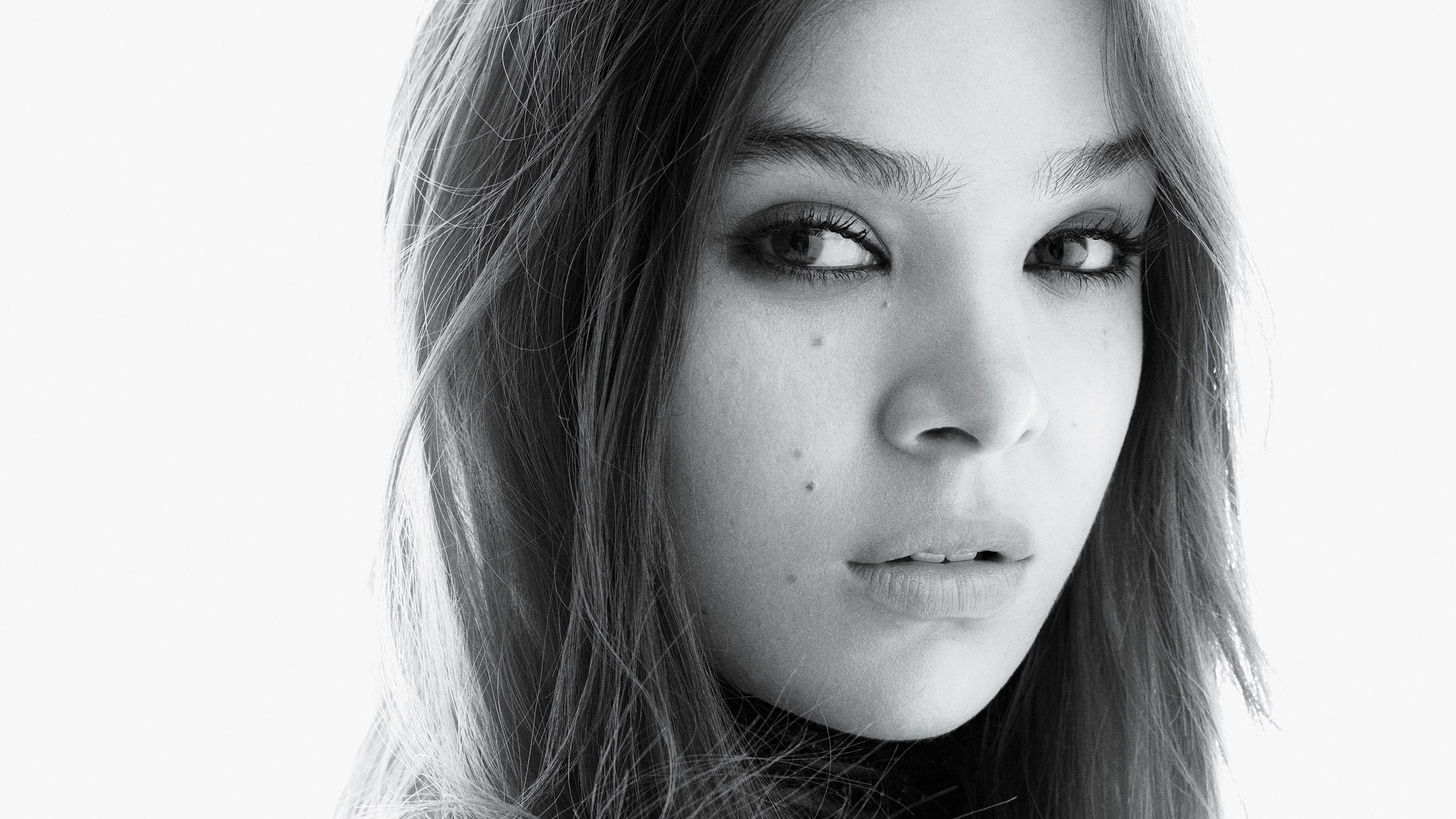 Hailee Steinfeld HD Monochrome Wallpapers