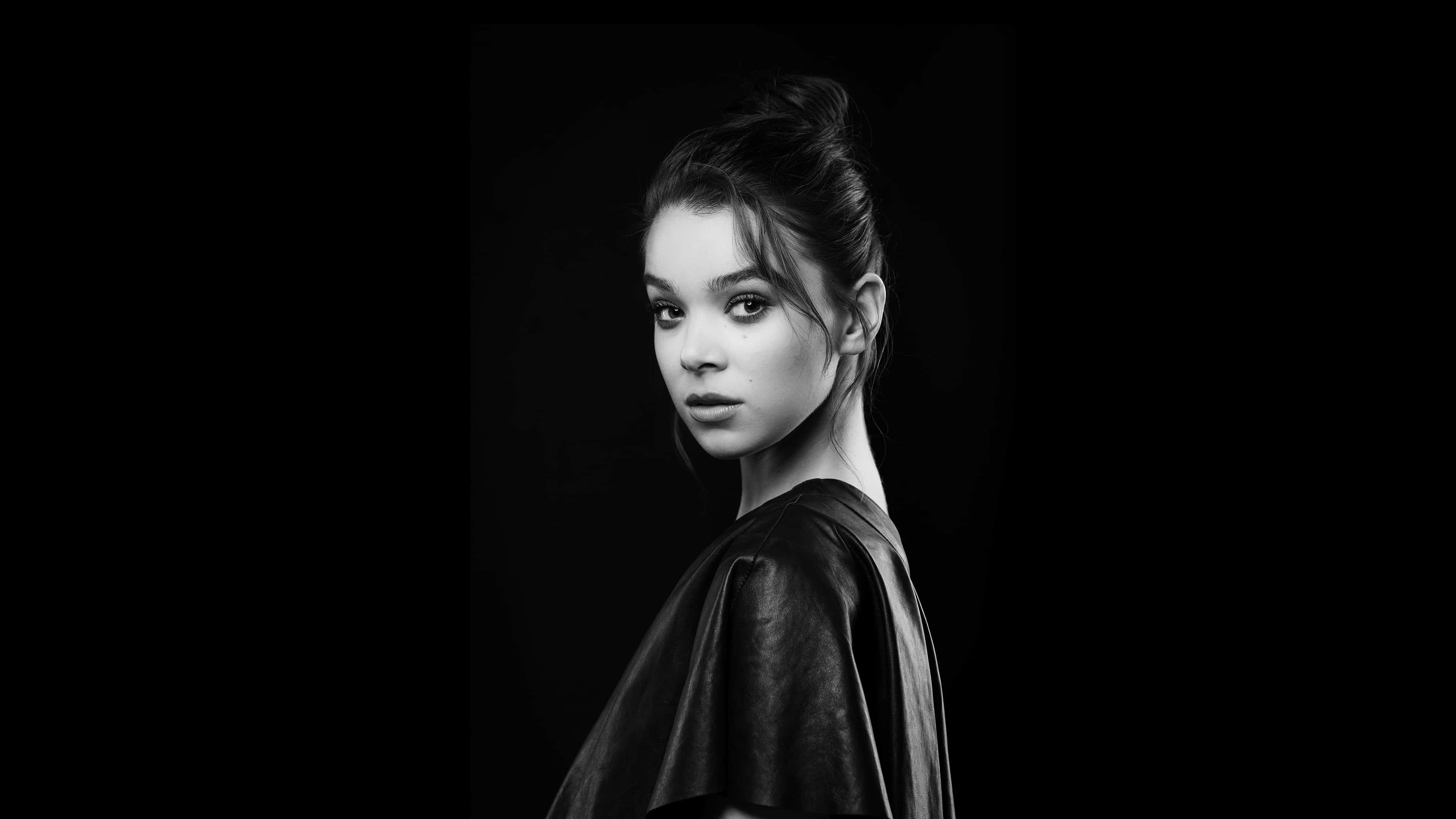 Hailee Steinfeld HD Monochrome Wallpapers