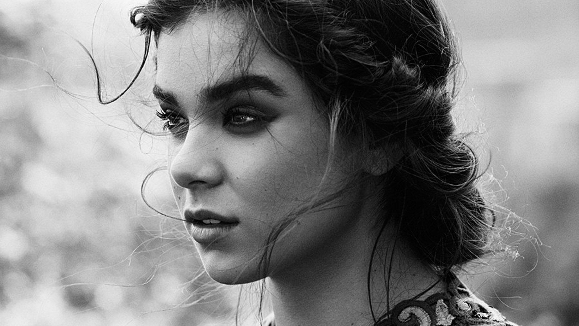 Hailee Steinfeld HD Monochrome Wallpapers