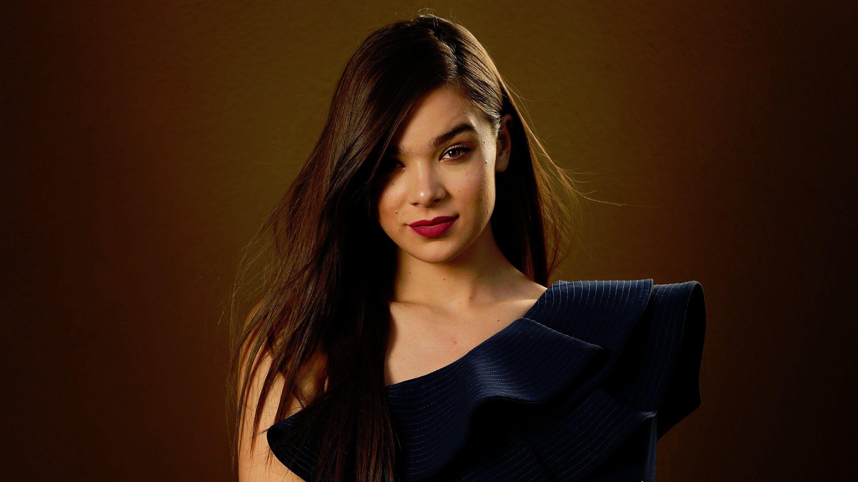 Hailee Steinfeld HD Monochrome Photoshoot Wallpapers