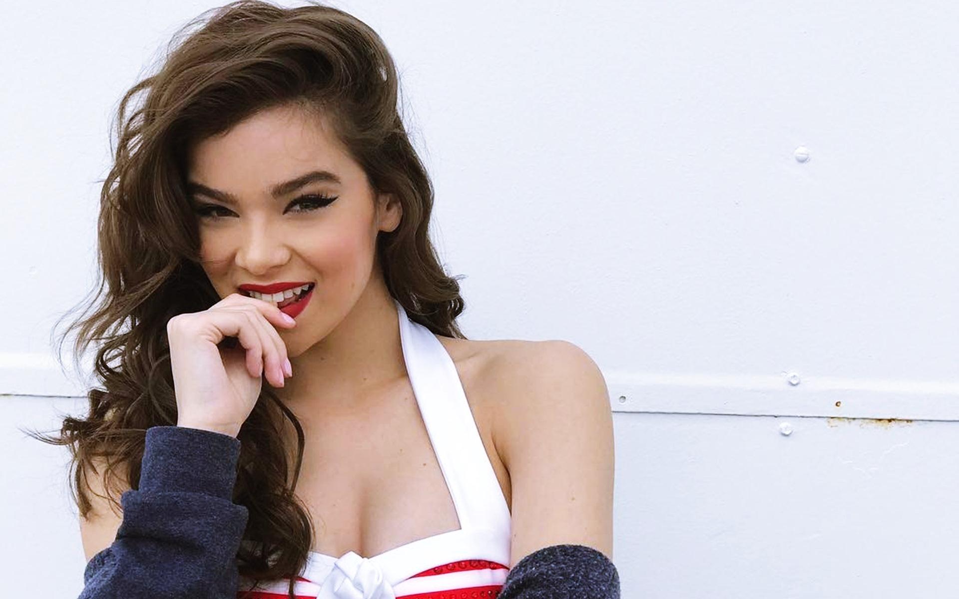 Hailee Steinfeld Stunning Portrait Wallpapers