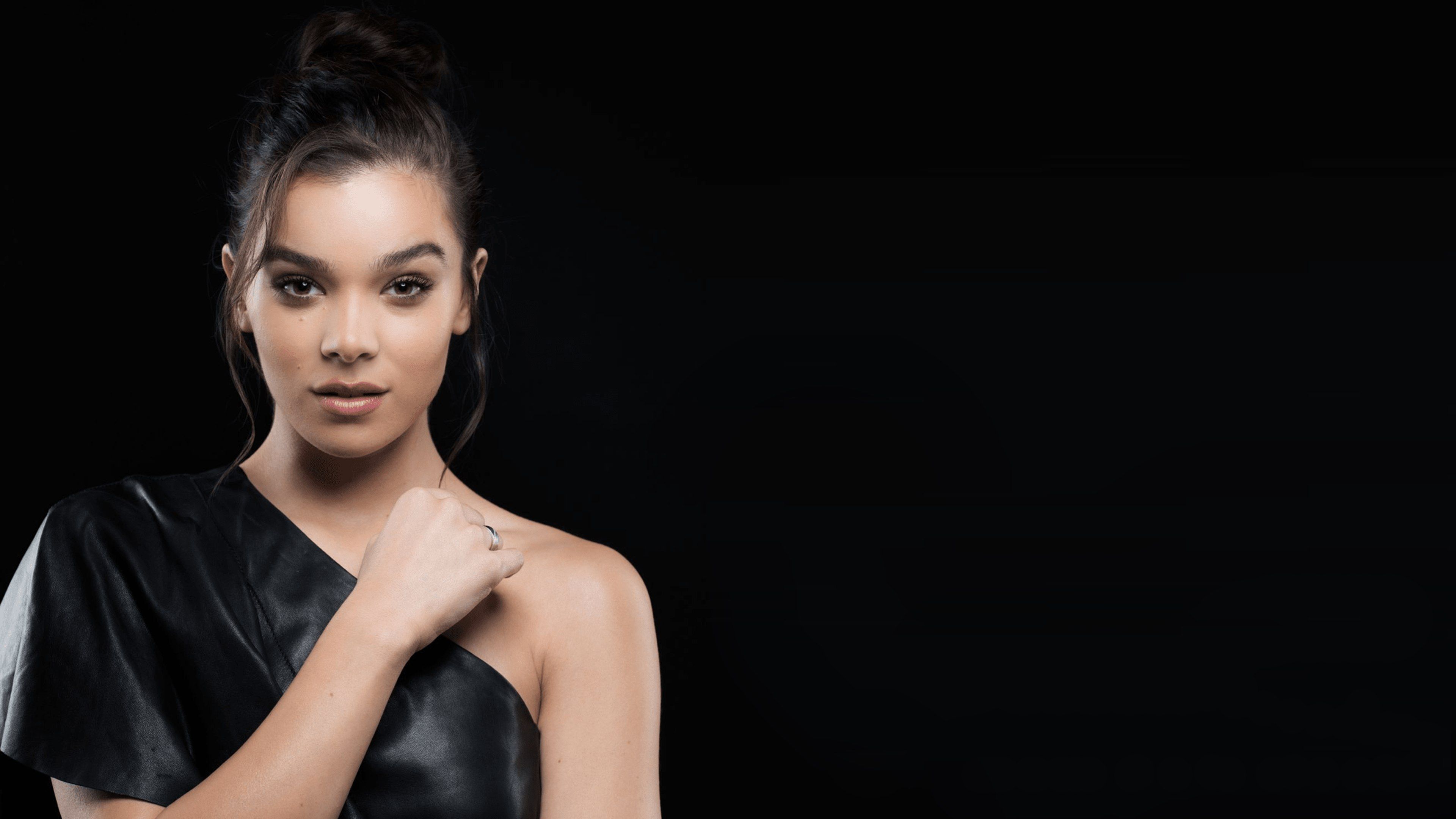 Hailee Steinfeld Stunning Portrait Wallpapers