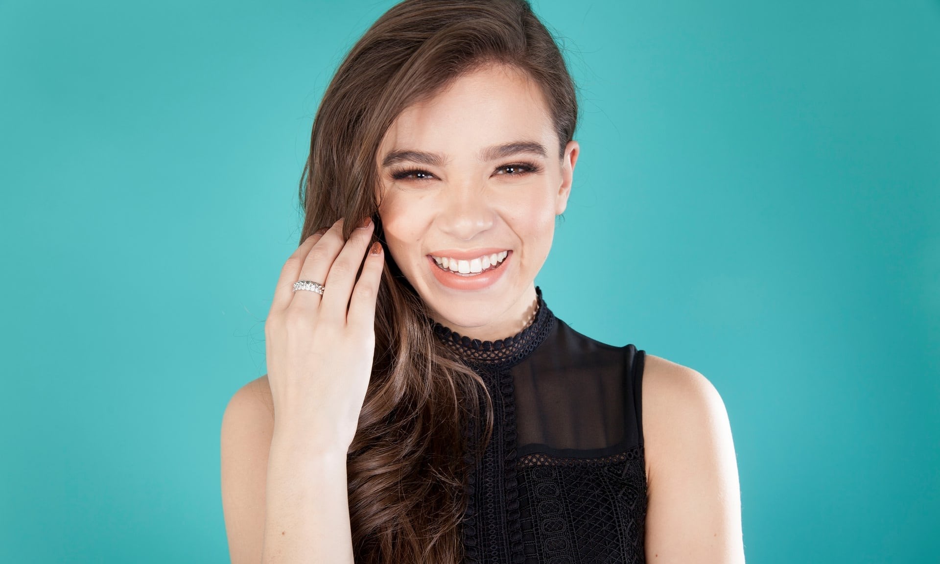 Hailee Steinfeld Stunning Portrait Wallpapers