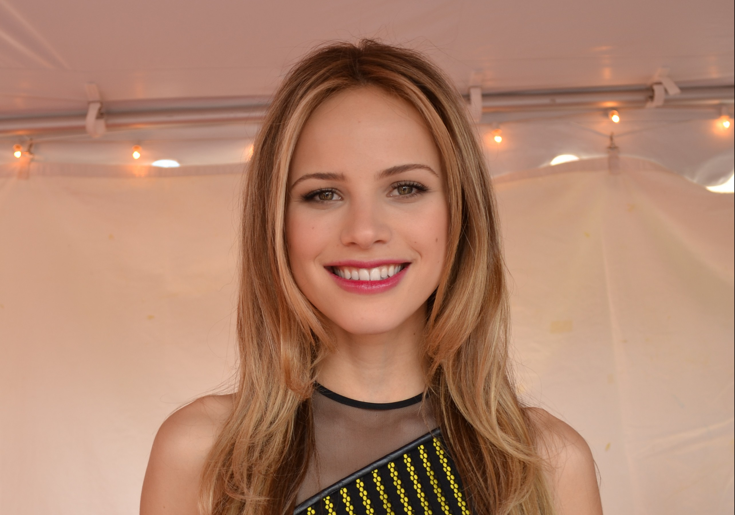 Halston Sage Wallpapers