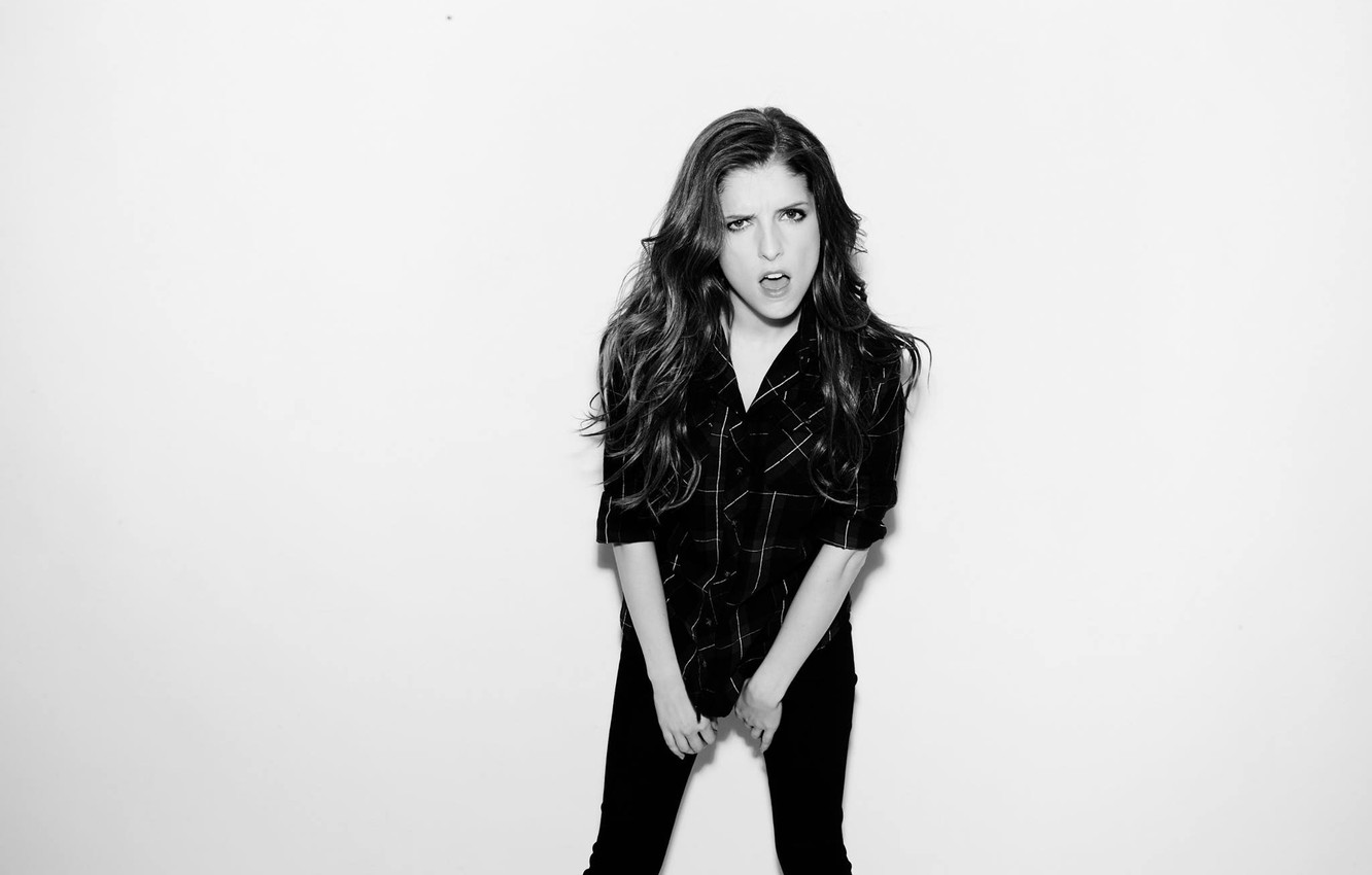 Hot Anna Kendrick in Black Wallpapers