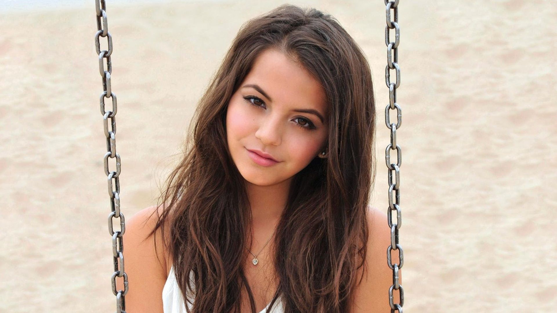 Isabela Moner Face Wallpapers