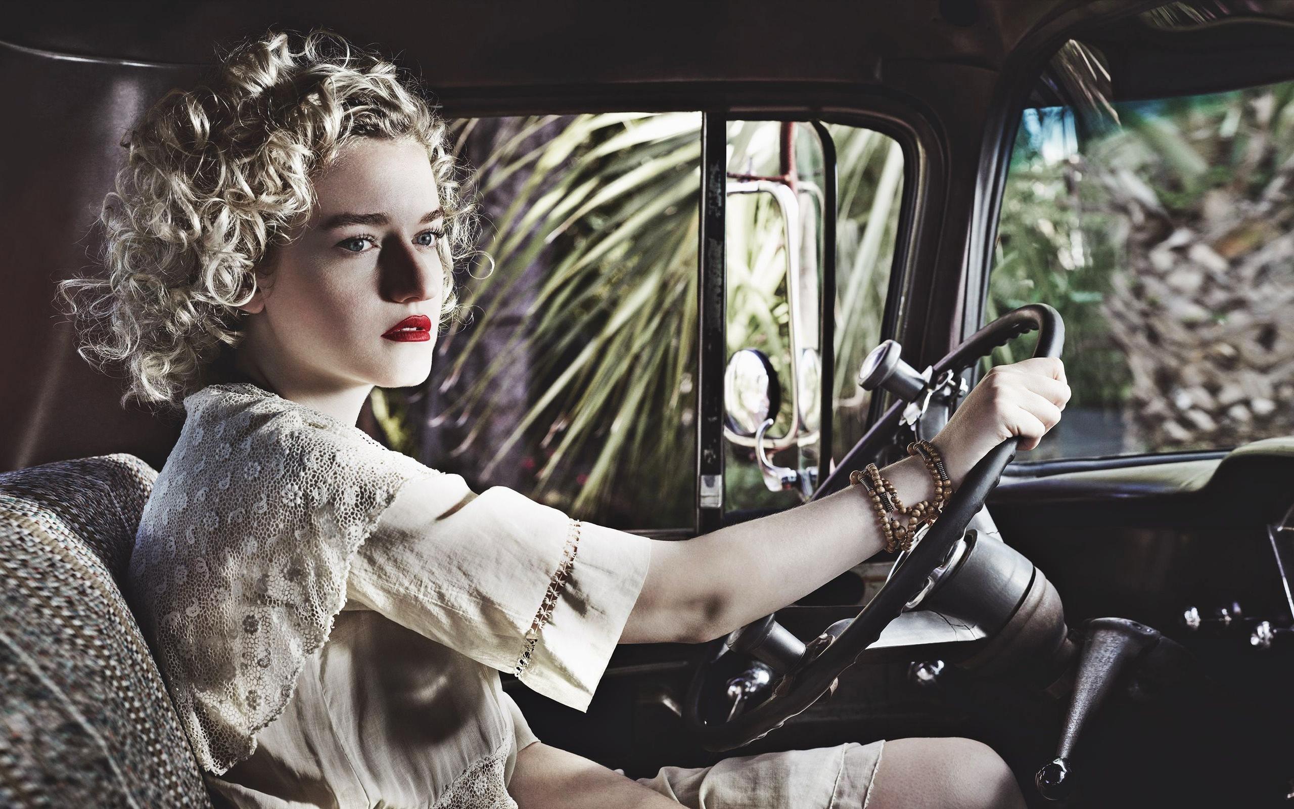 Julia Garner Wallpapers