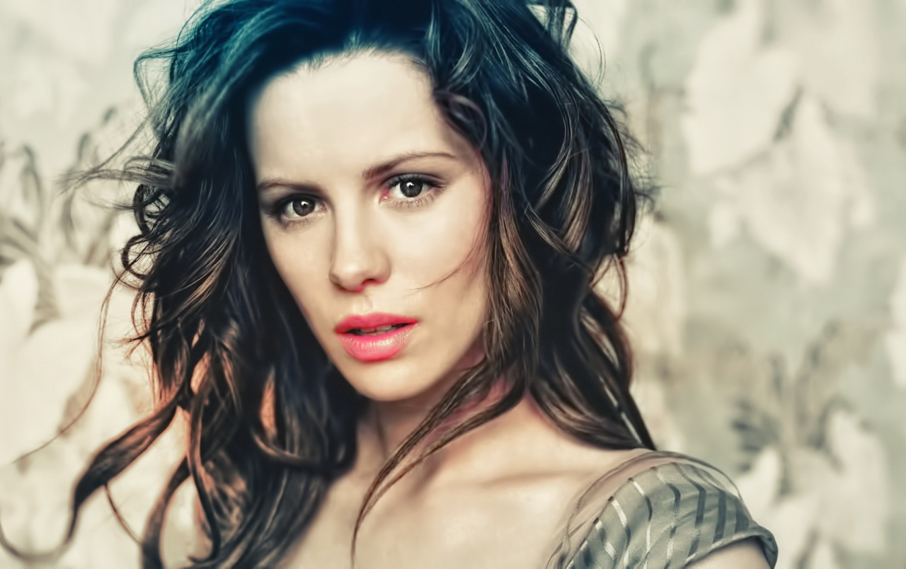 Kate Beckinsale Close Up Smile Wallpapers