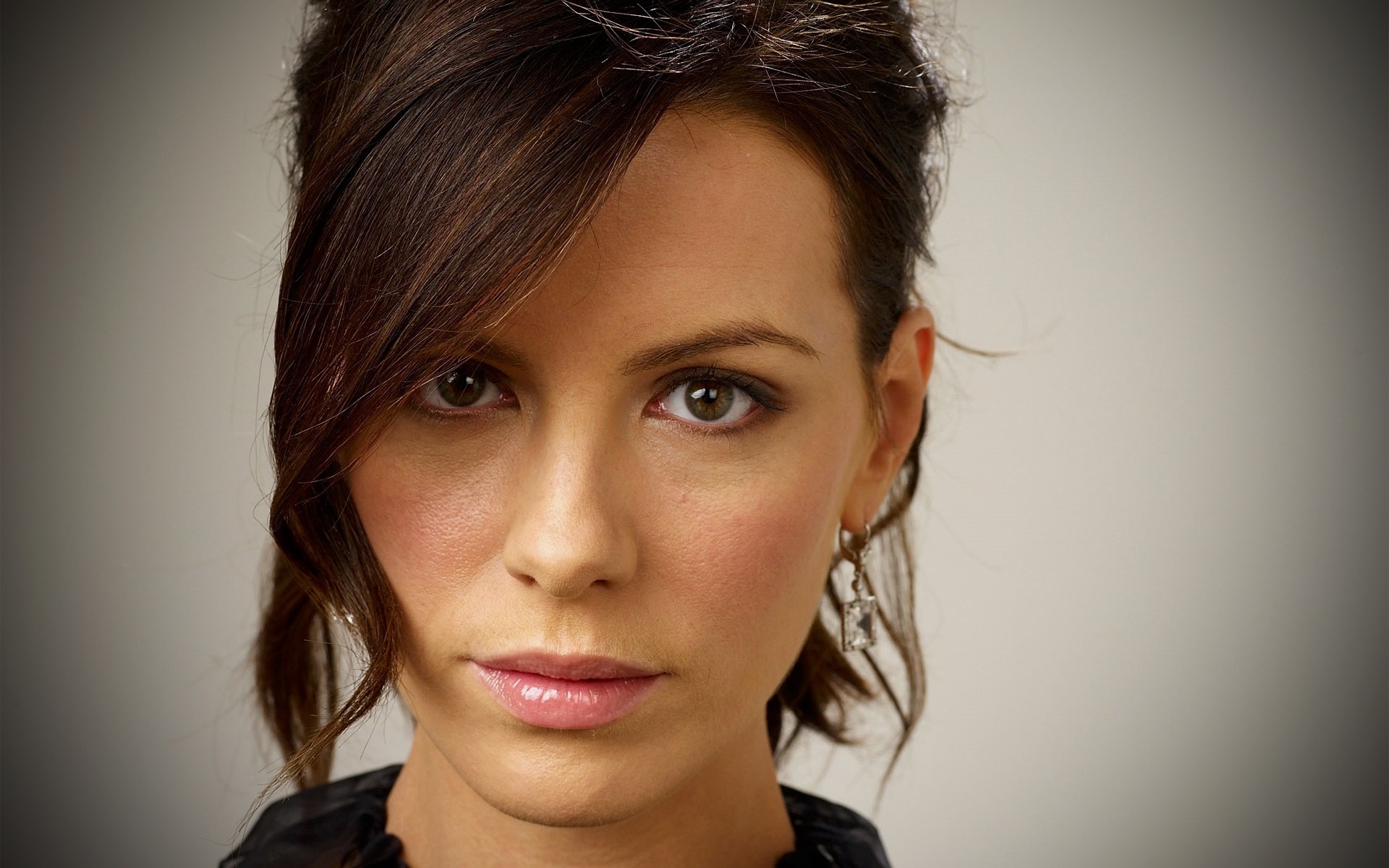 Kate Beckinsale Cute Smile  Wallpapers