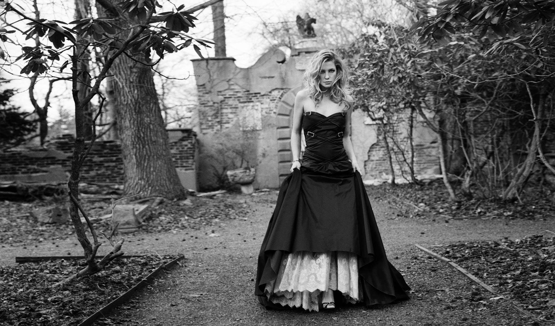 Kate Hudson Black Dress Images Wallpapers