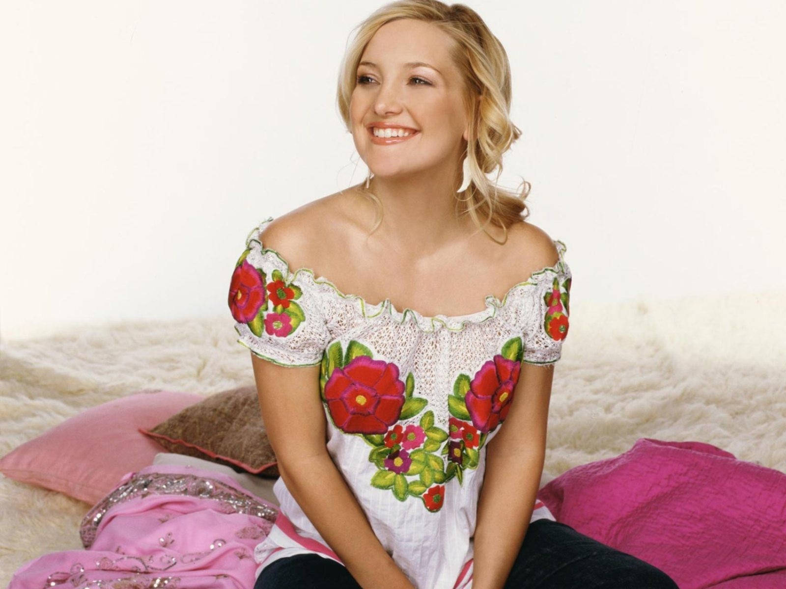 Kate Hudson On Sofa Pose Wallpapers