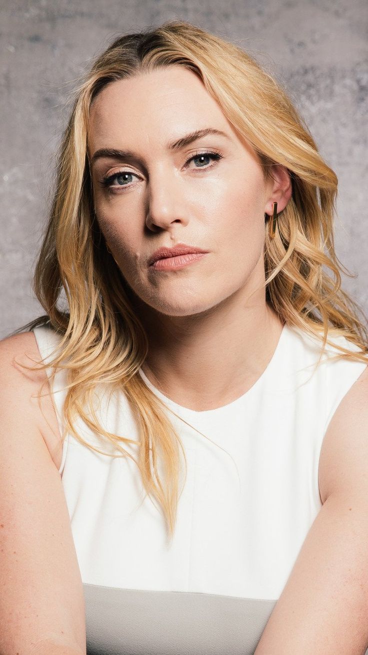 Kate Winslet Sleeping On Sofa Wallpapers