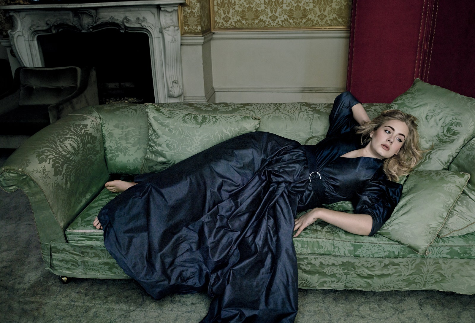 Kate Winslet Sleeping On Sofa Wallpapers