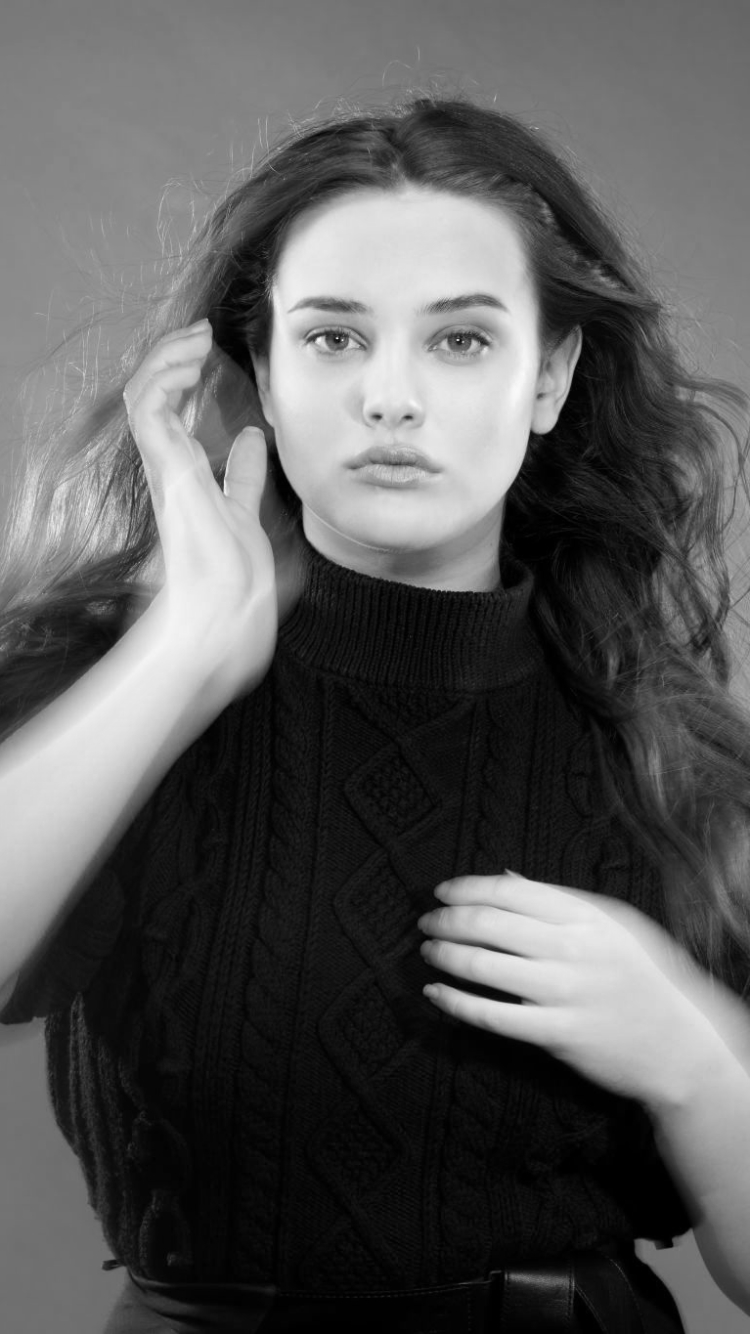 Katherine Langford Monochrome Wallpapers