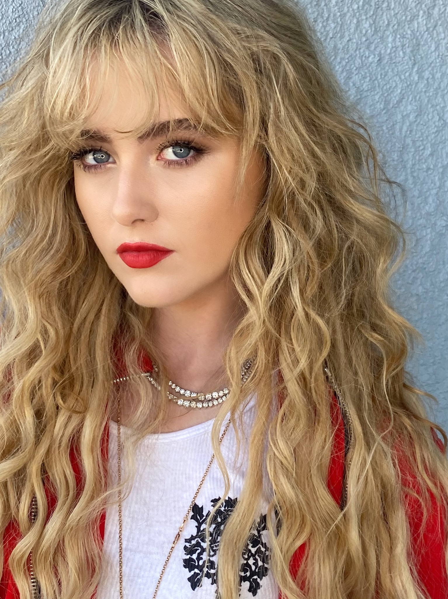 Kathryn Newton Cute In White Wallpapers