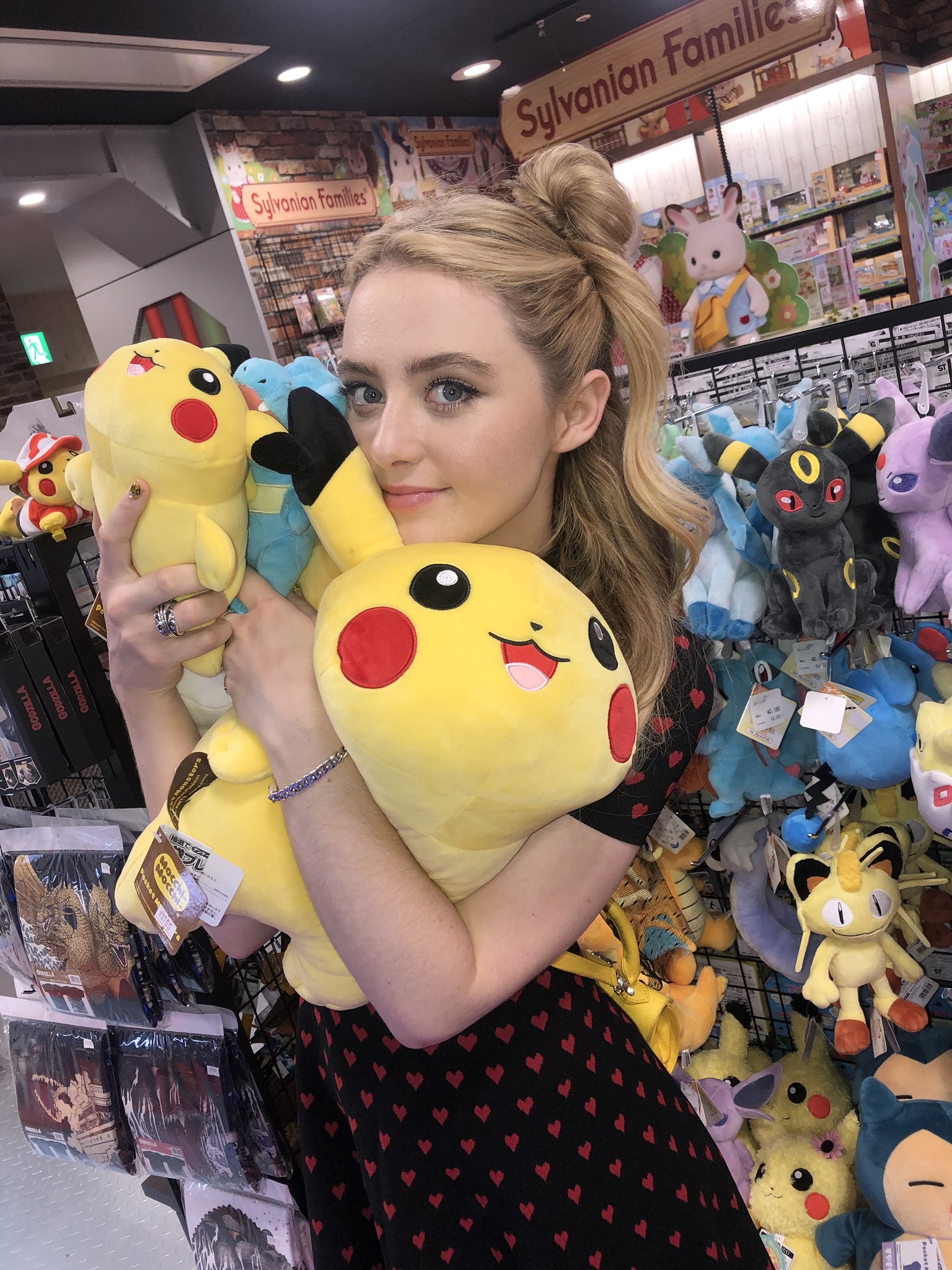 Kathryn Newton Cute In White Wallpapers