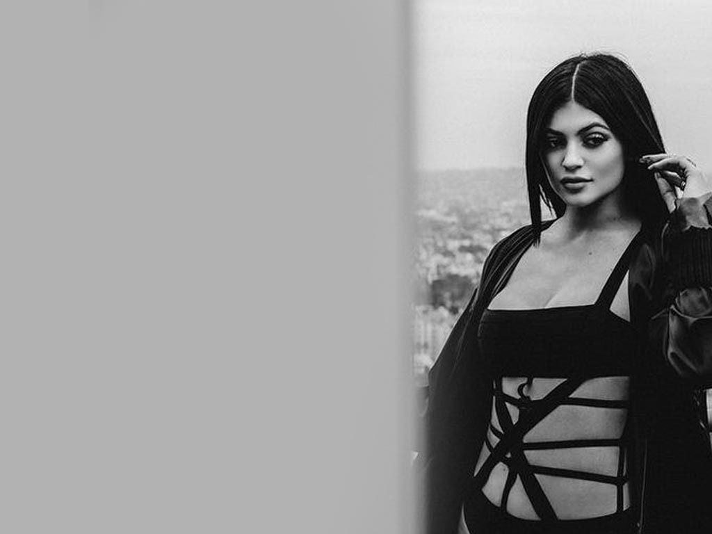 Kylie Jenner Monochrome 2017 Wallpapers