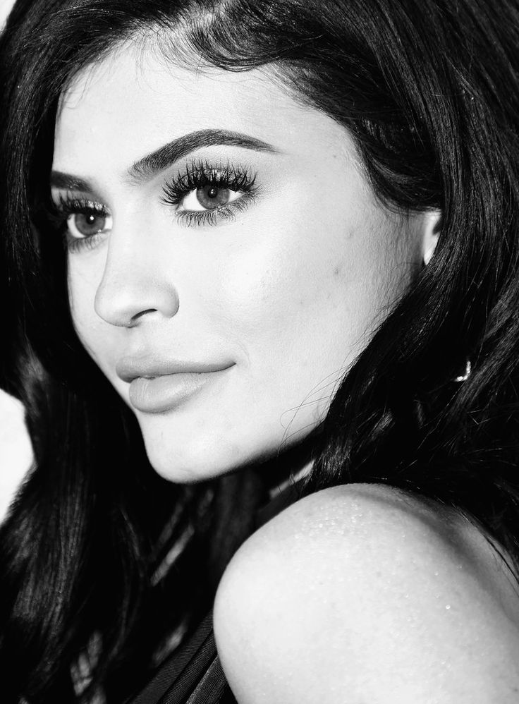 Kylie Jenner Monochrome 2017 Wallpapers