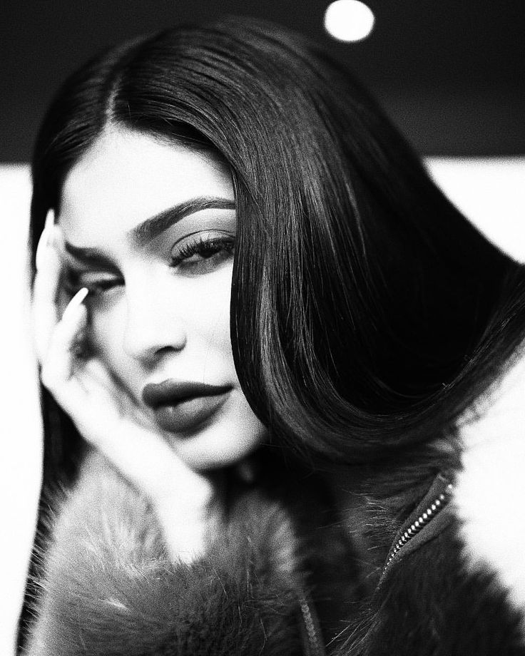 Kylie Jenner Monochrome 2017 Wallpapers