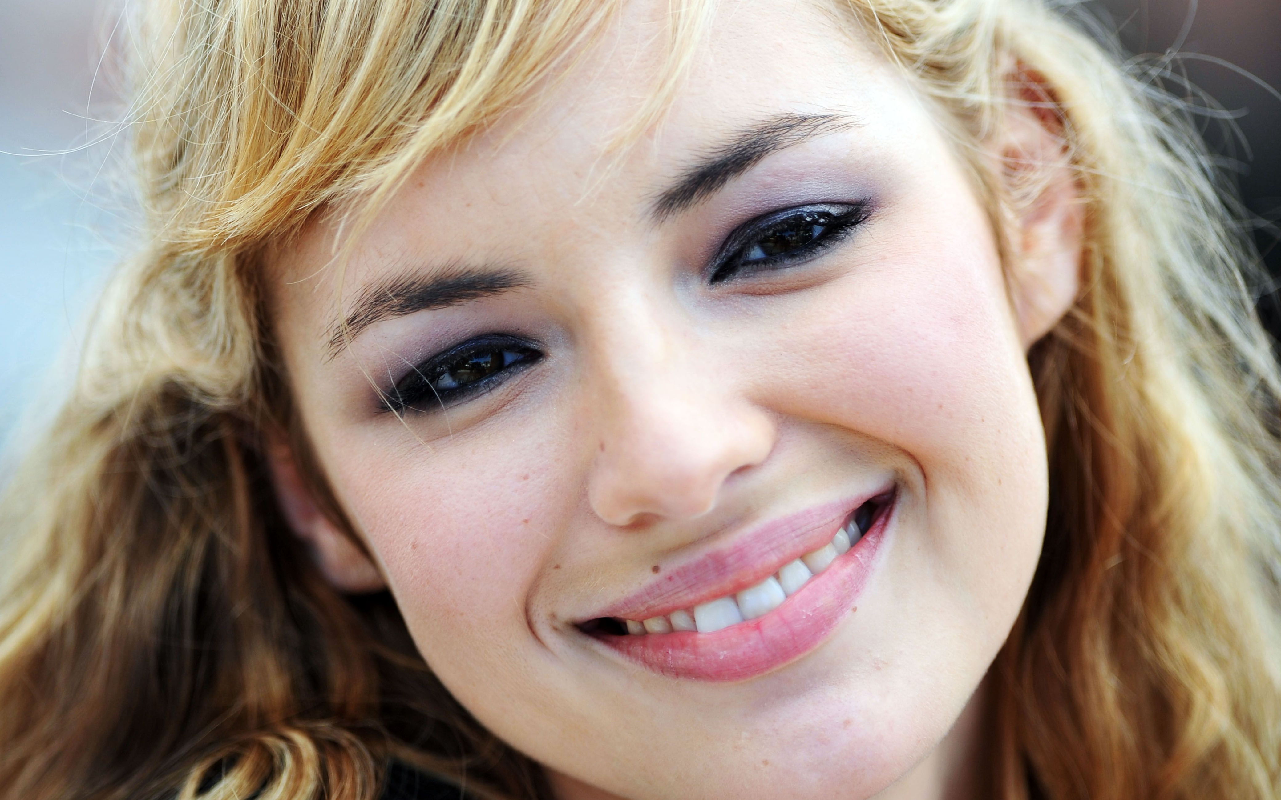 Louise Bourgoin Wallpapers