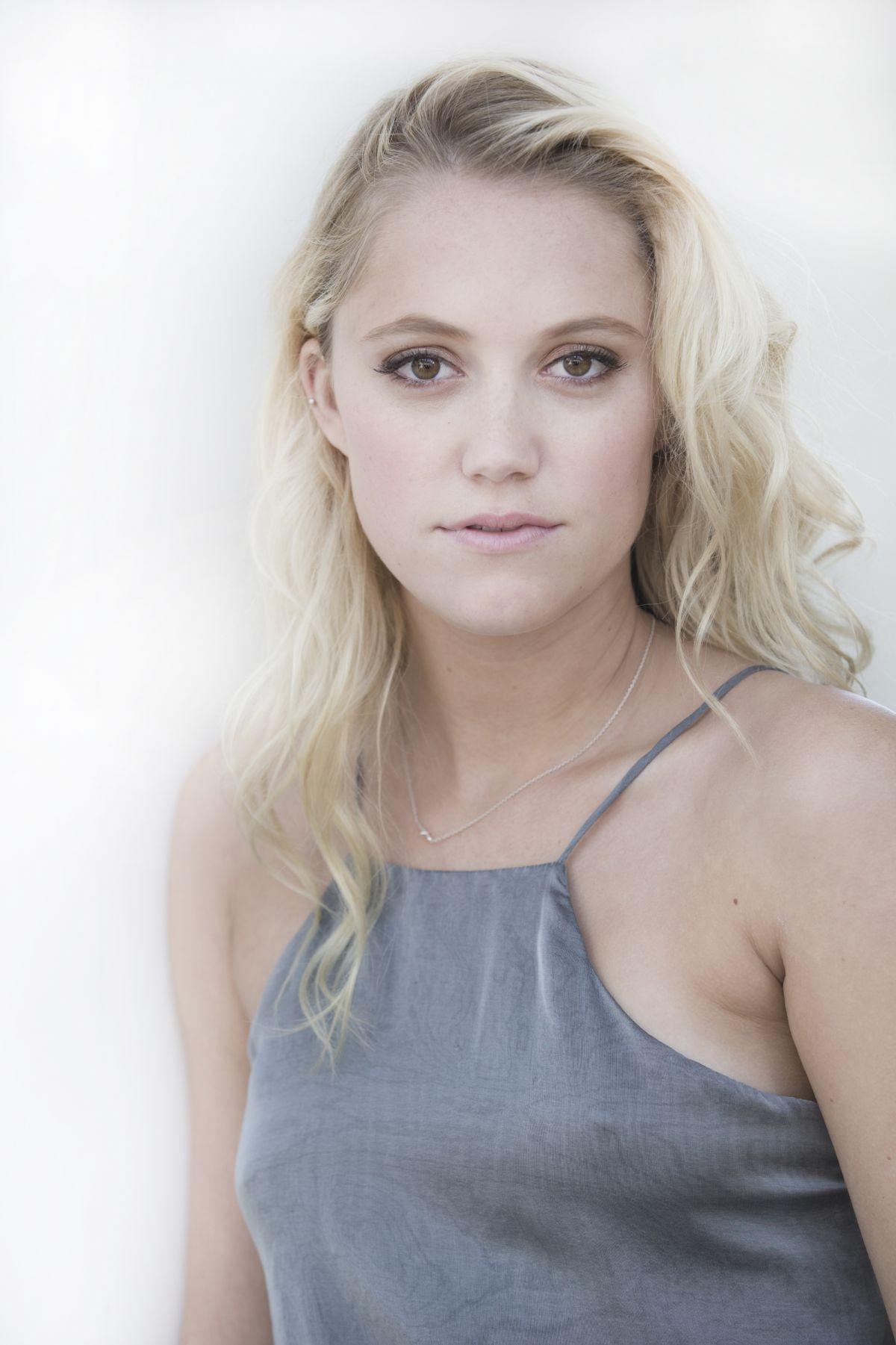 Maika Monroe Wallpapers