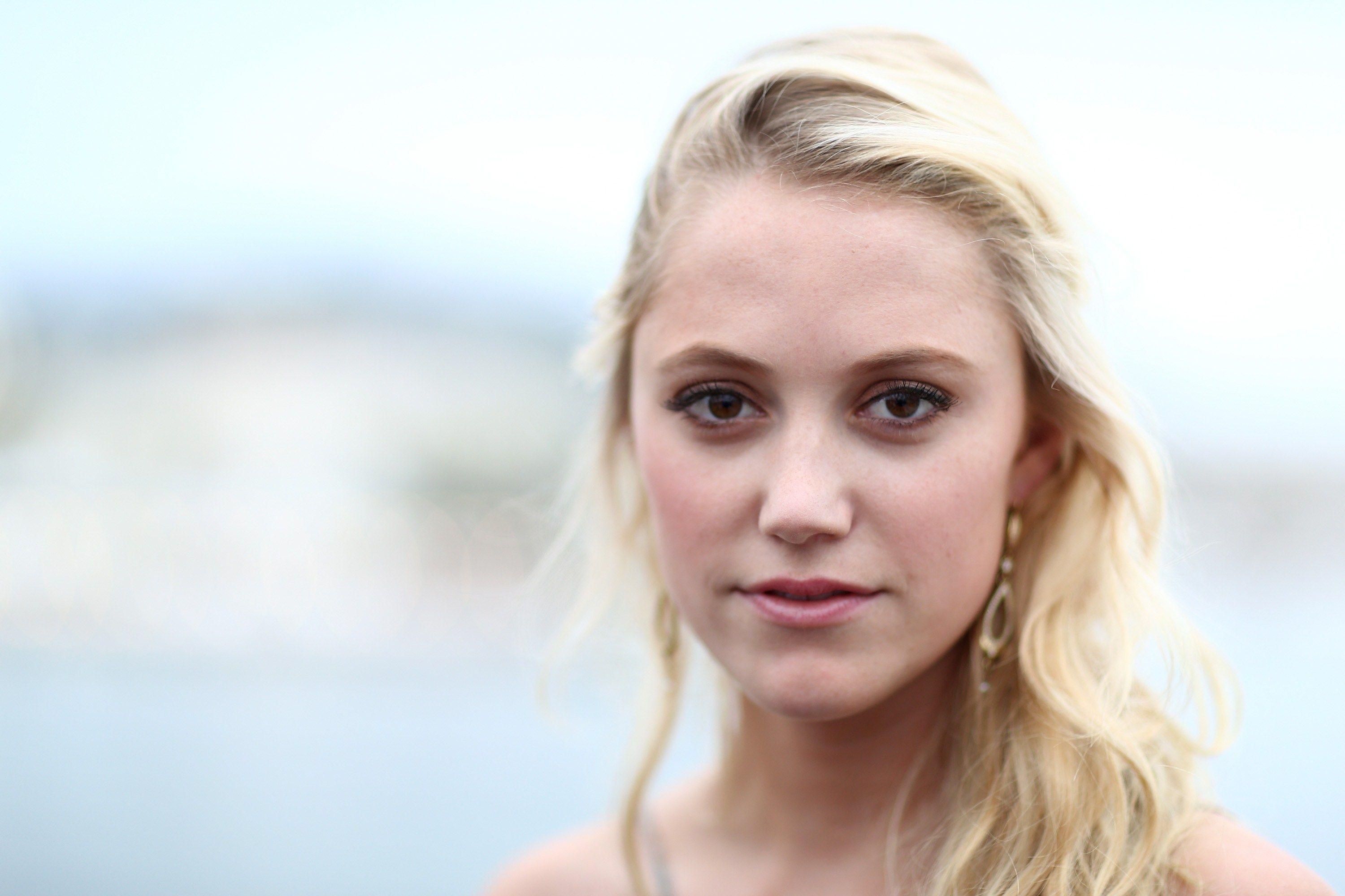 Maika Monroe Wallpapers