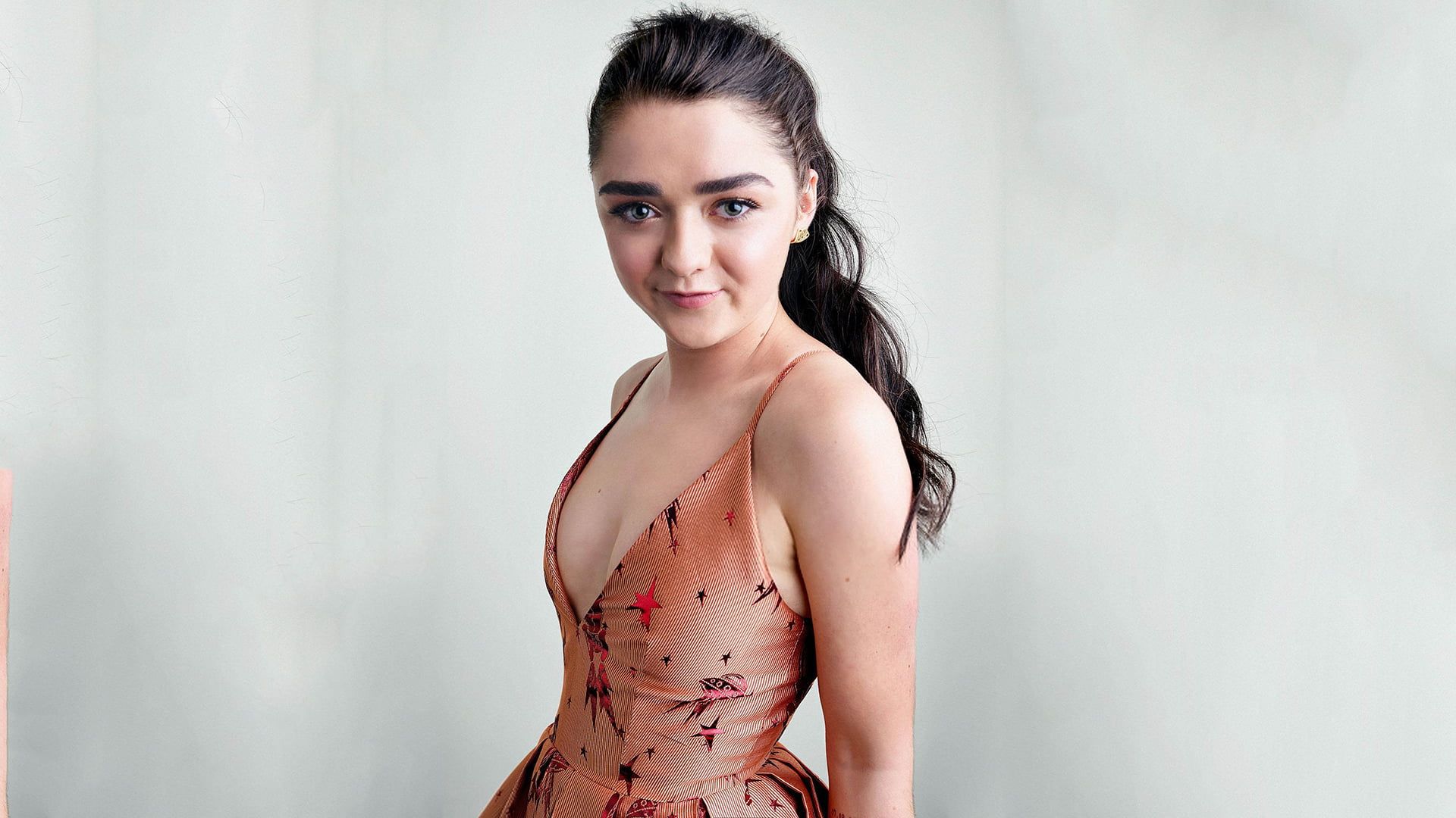 Maisie Williams 4K Pink Hair Wallpapers