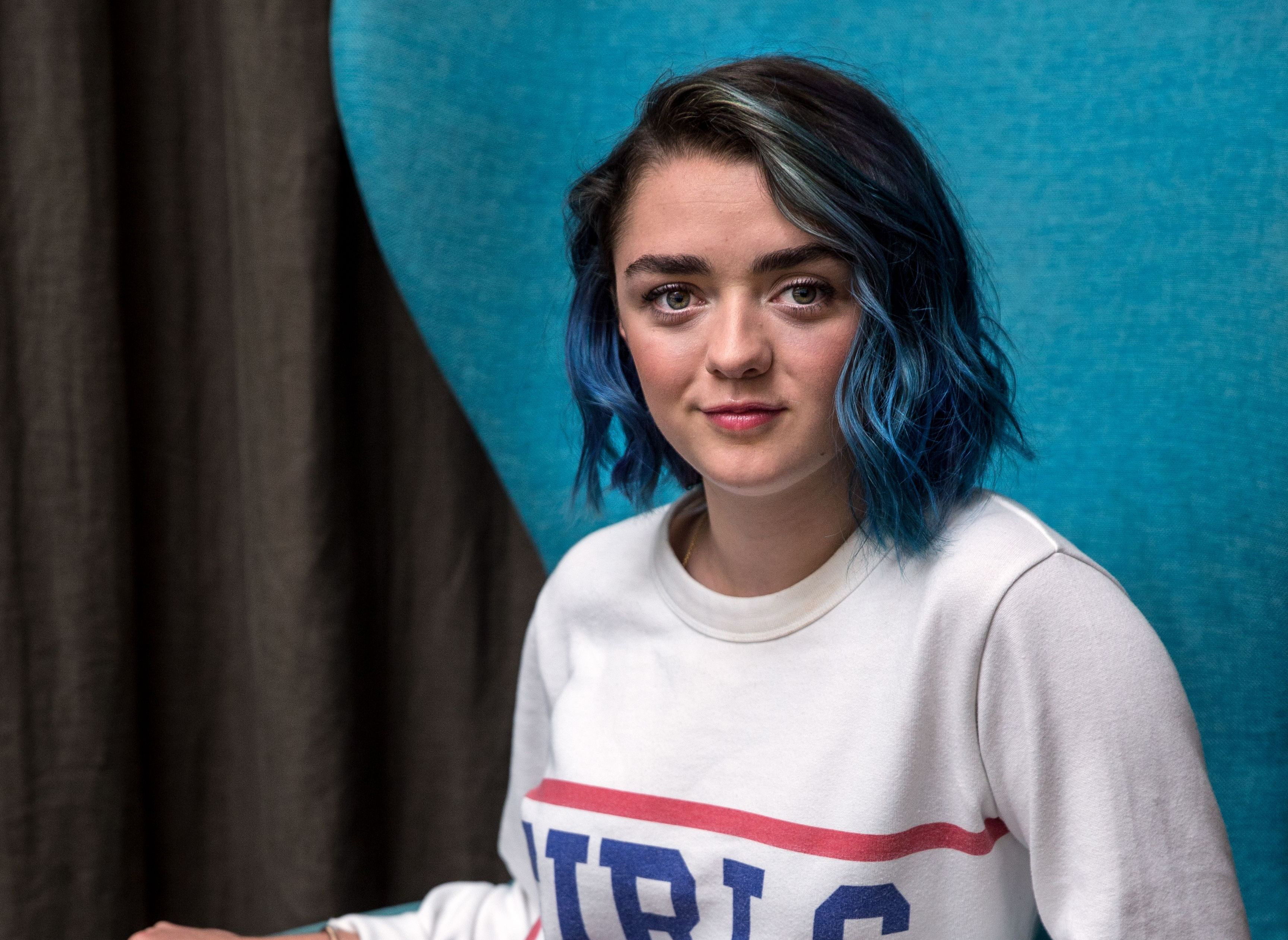 Maisie Williams with Owl Wallpapers