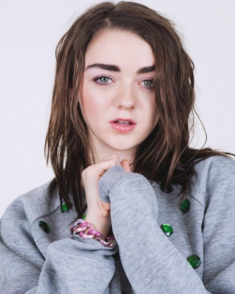 Maisie Williams with Owl Wallpapers