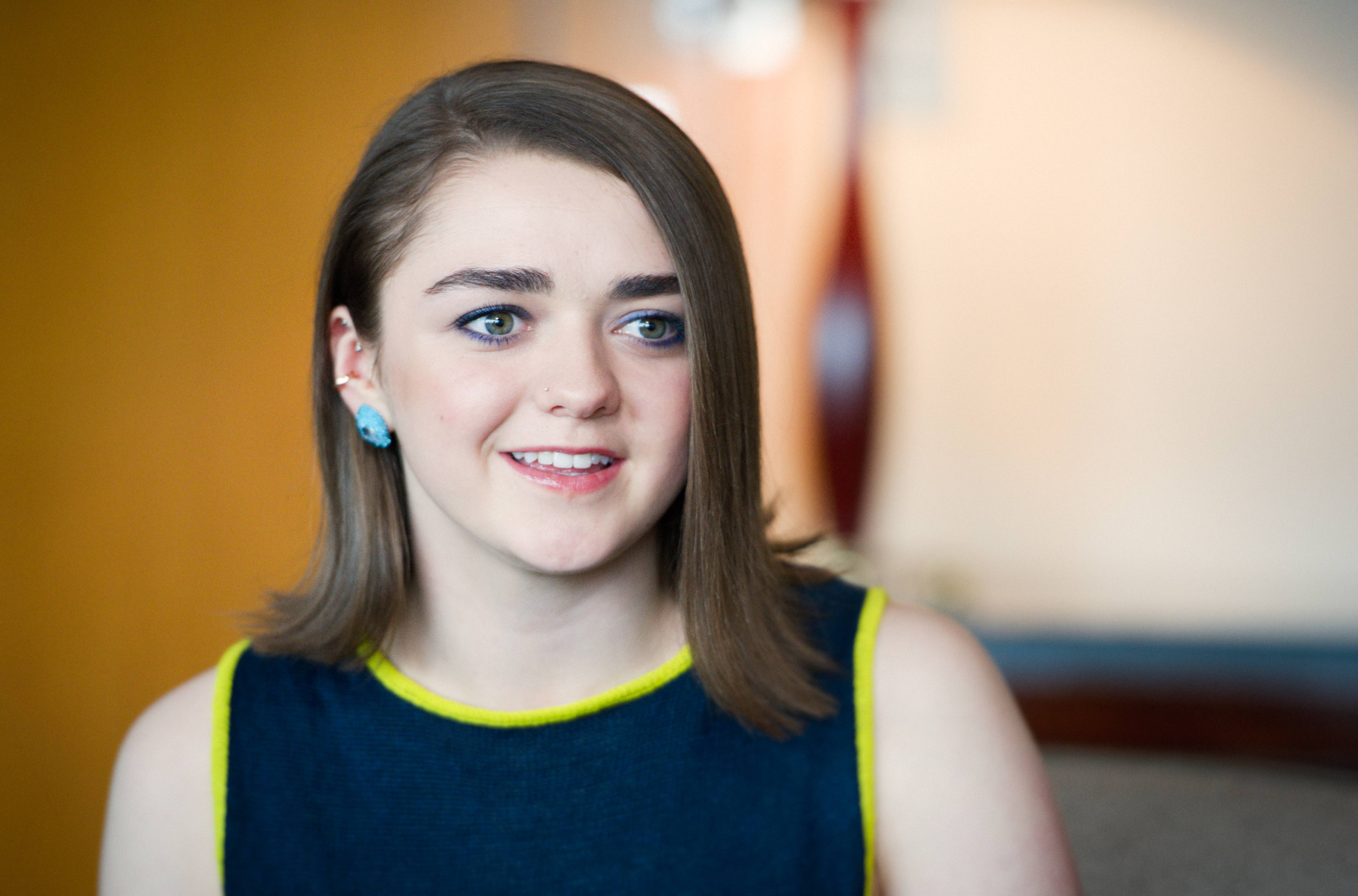 Maisie Williams with Owl Wallpapers