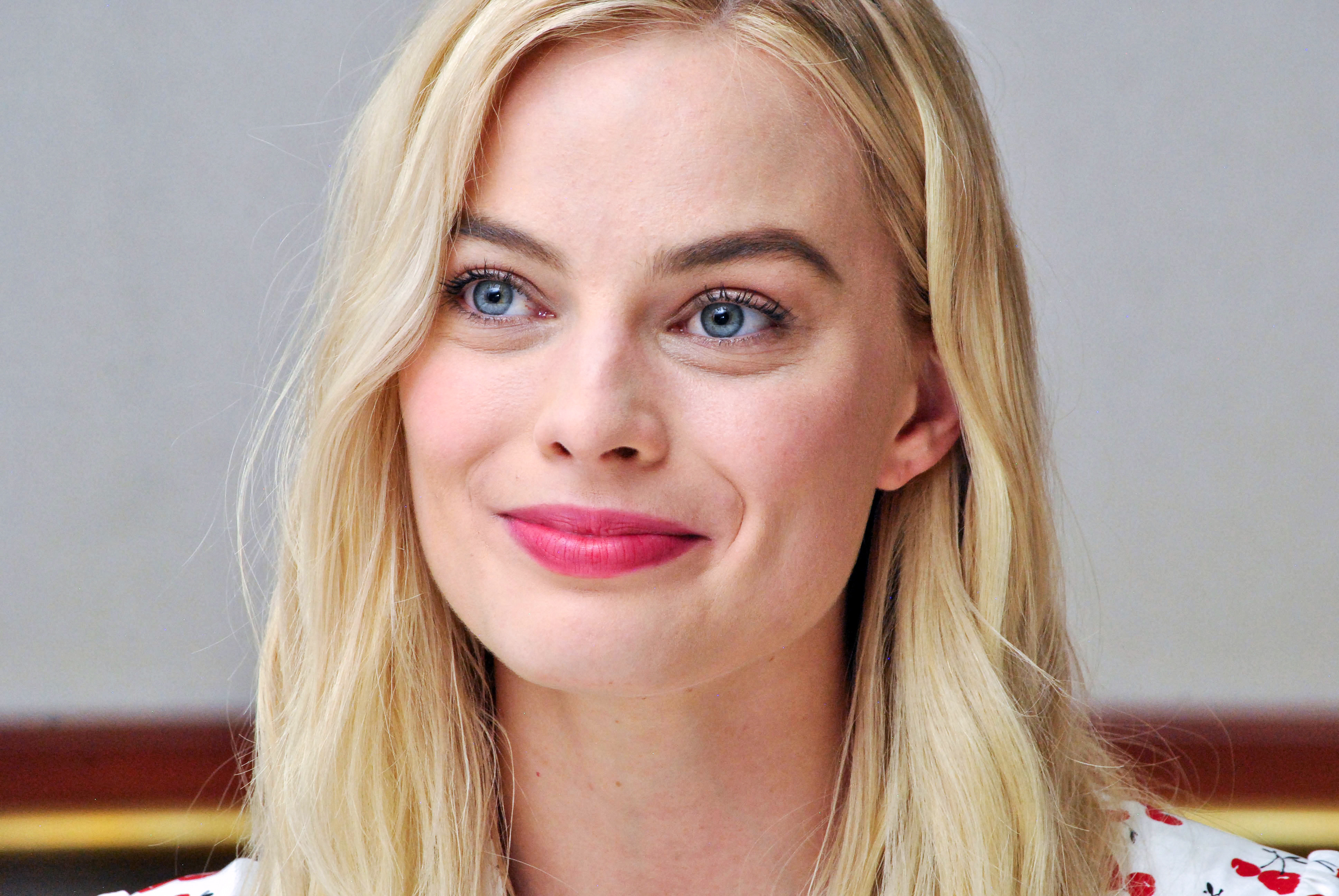 Margot Robbie Smiling Wallpapers