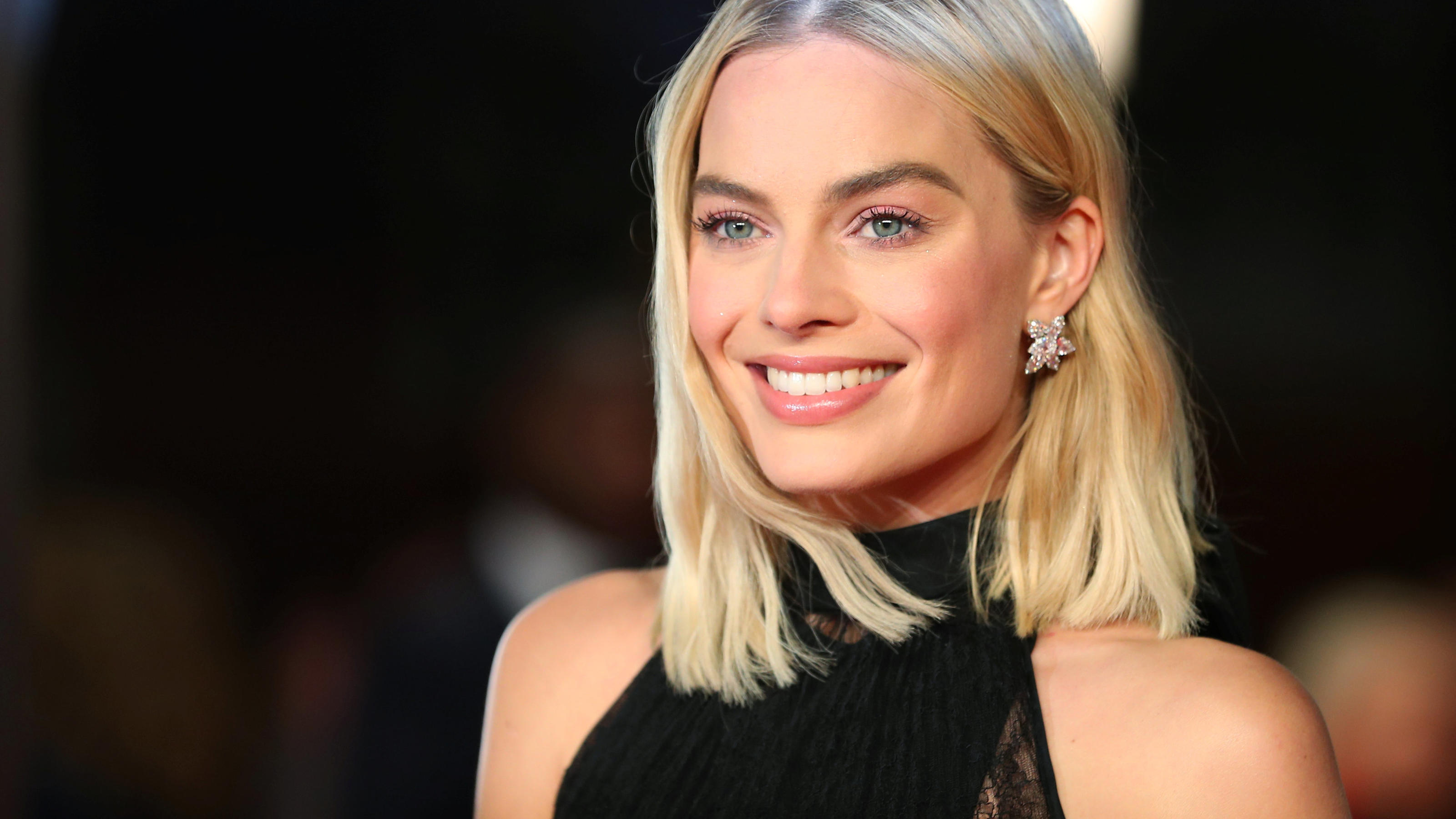 Margot Robbie Smiling Wallpapers