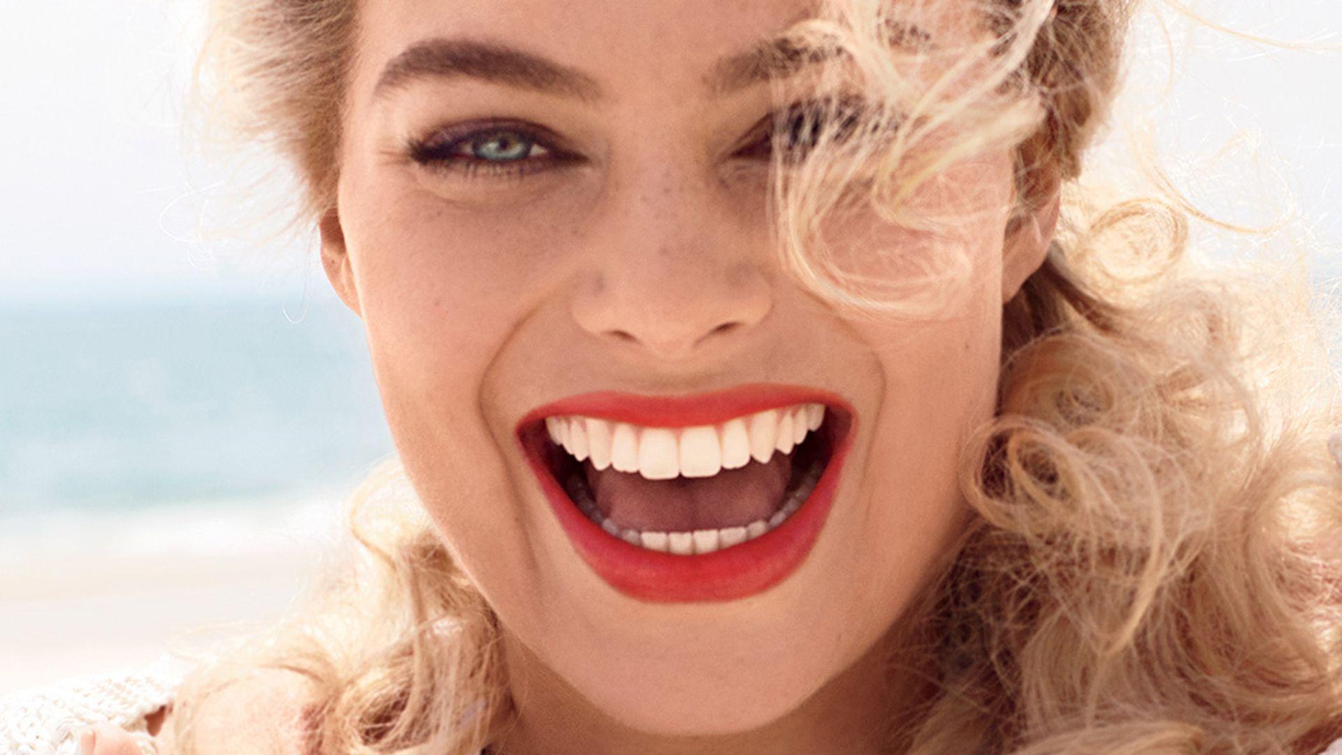 Margot Robbie Smiling Wallpapers