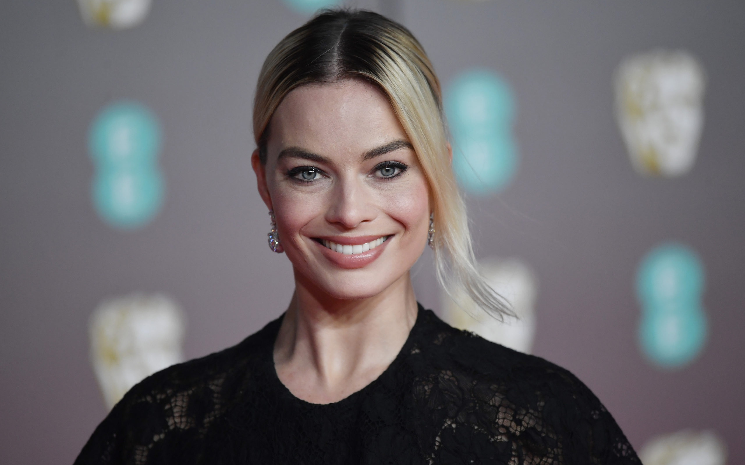 Margot Robbie Smiling Wallpapers