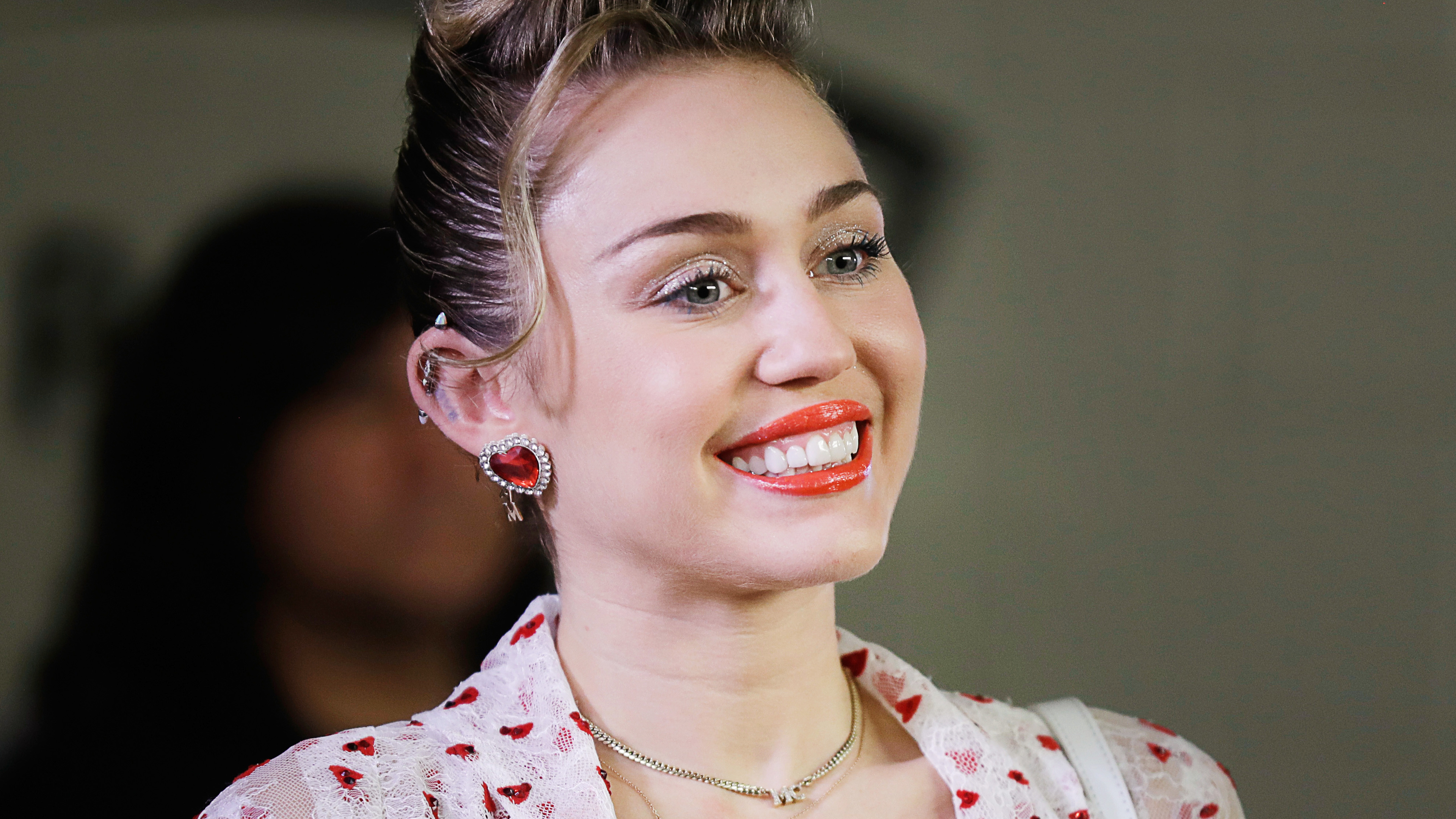 Miley Cyrus Face 2020 Wallpapers