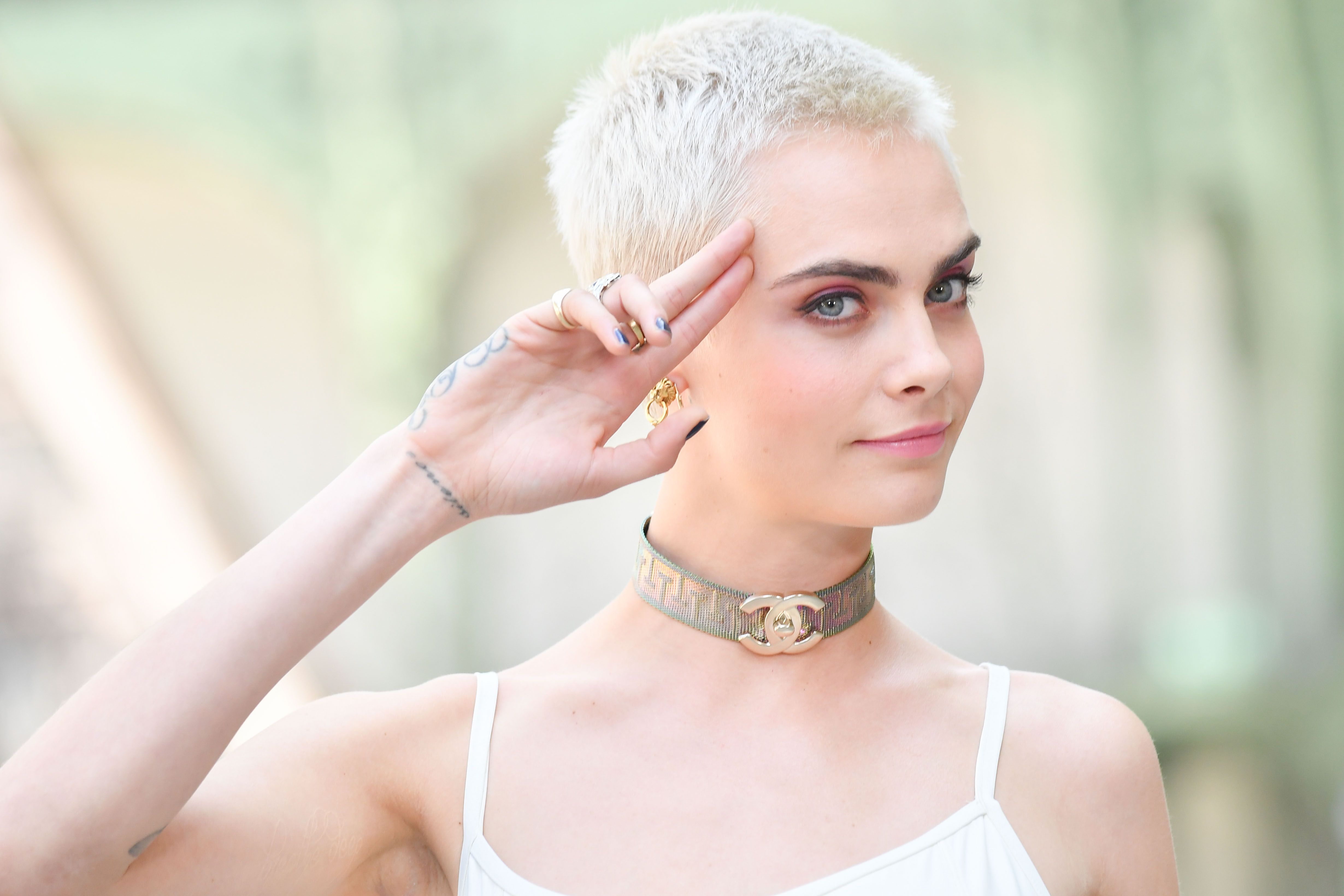 Model Cara Delevingne Short Hair Wallpapers