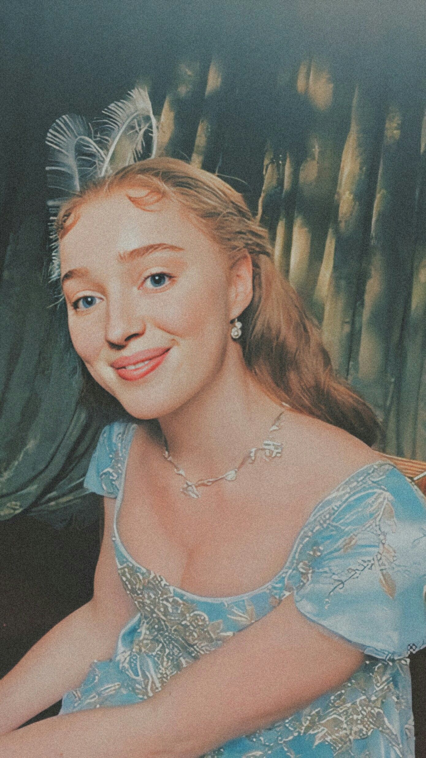 Netflix Phoebe Dynevor Wallpapers