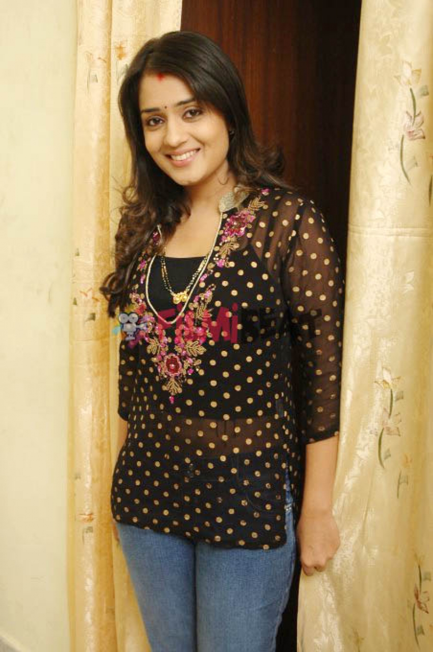 Nikita Thukral Wallpapers