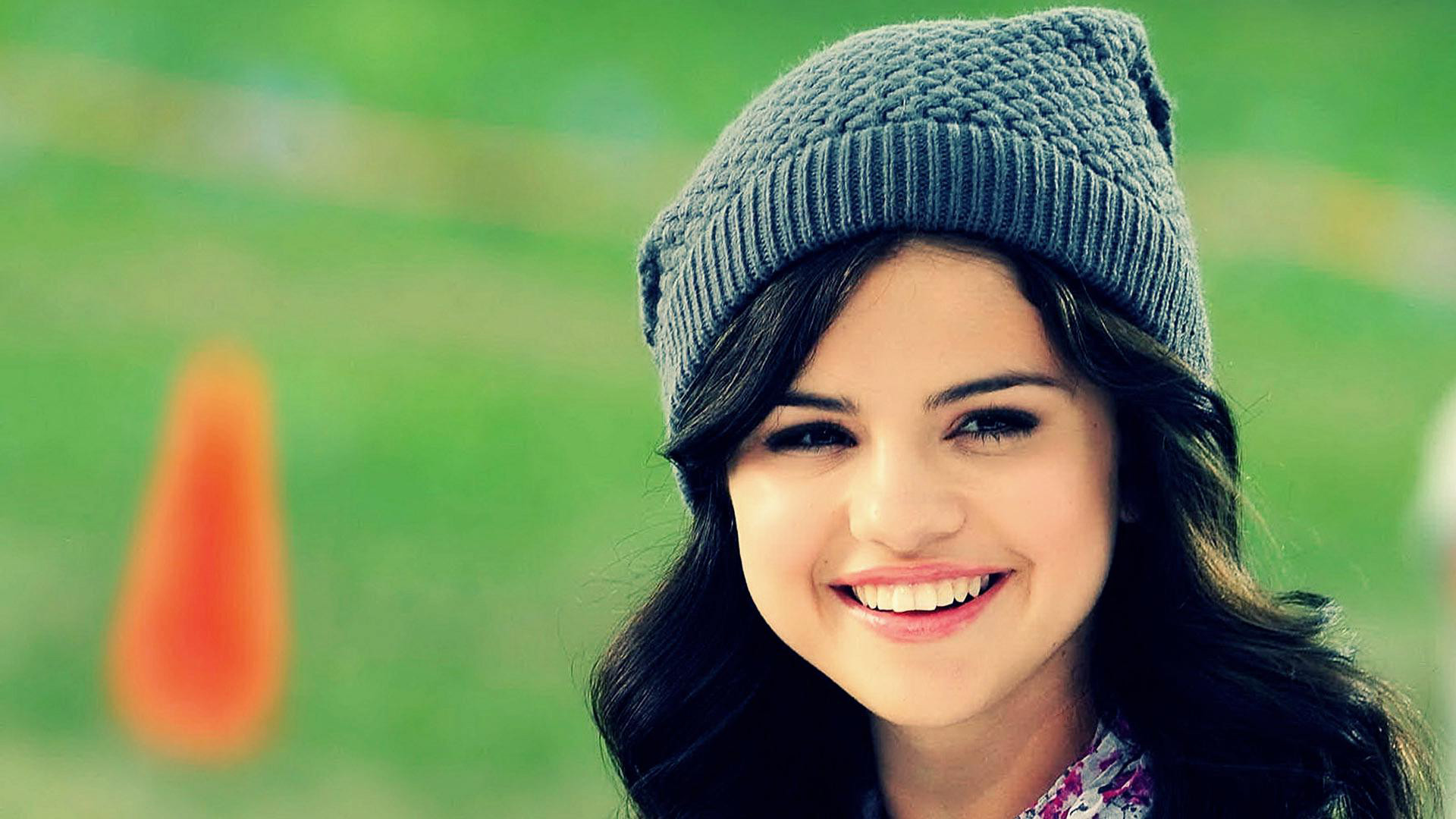 Pretty Selena Gomez Wallpapers