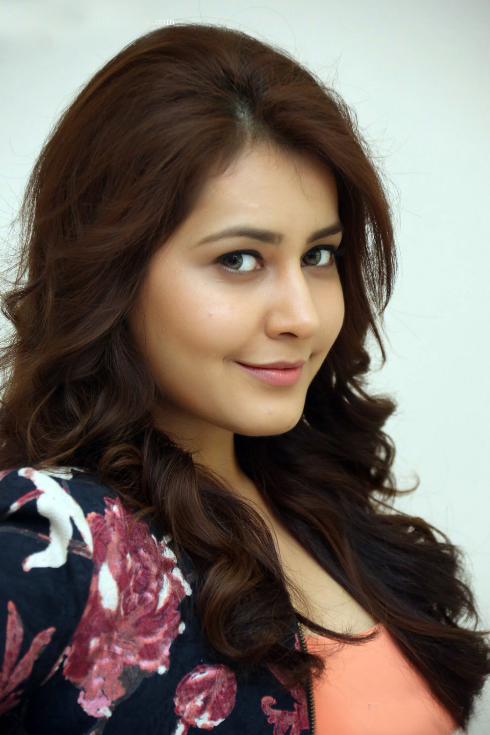 Raashi Khanna Wallpapers